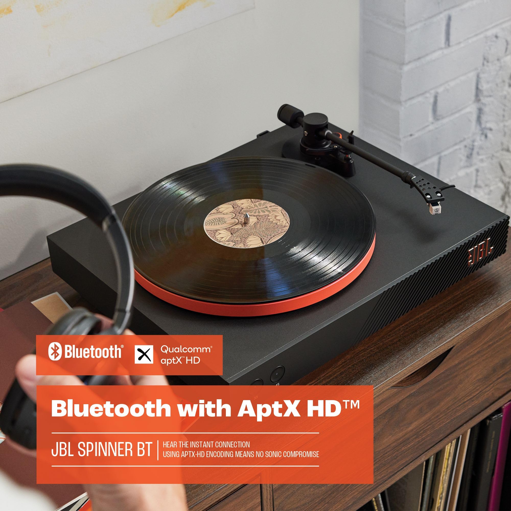 JBL Spinner BT, Giradischi Bluetooth con AptX-HD, Portatestina Rimovibile, Piatto in Alluminio con Trasmissione a Cinghia, Cartuccia Preinstallata con Magnete Mobile di Alta Qualità, Nero e Arancione