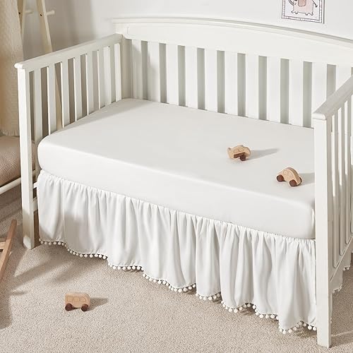 TILLYOU Falda de cuna con volantes con pompones, faldas de microfibra para cuna de bebé, niños y niñas, caída de 14 pulgadas, color blanco