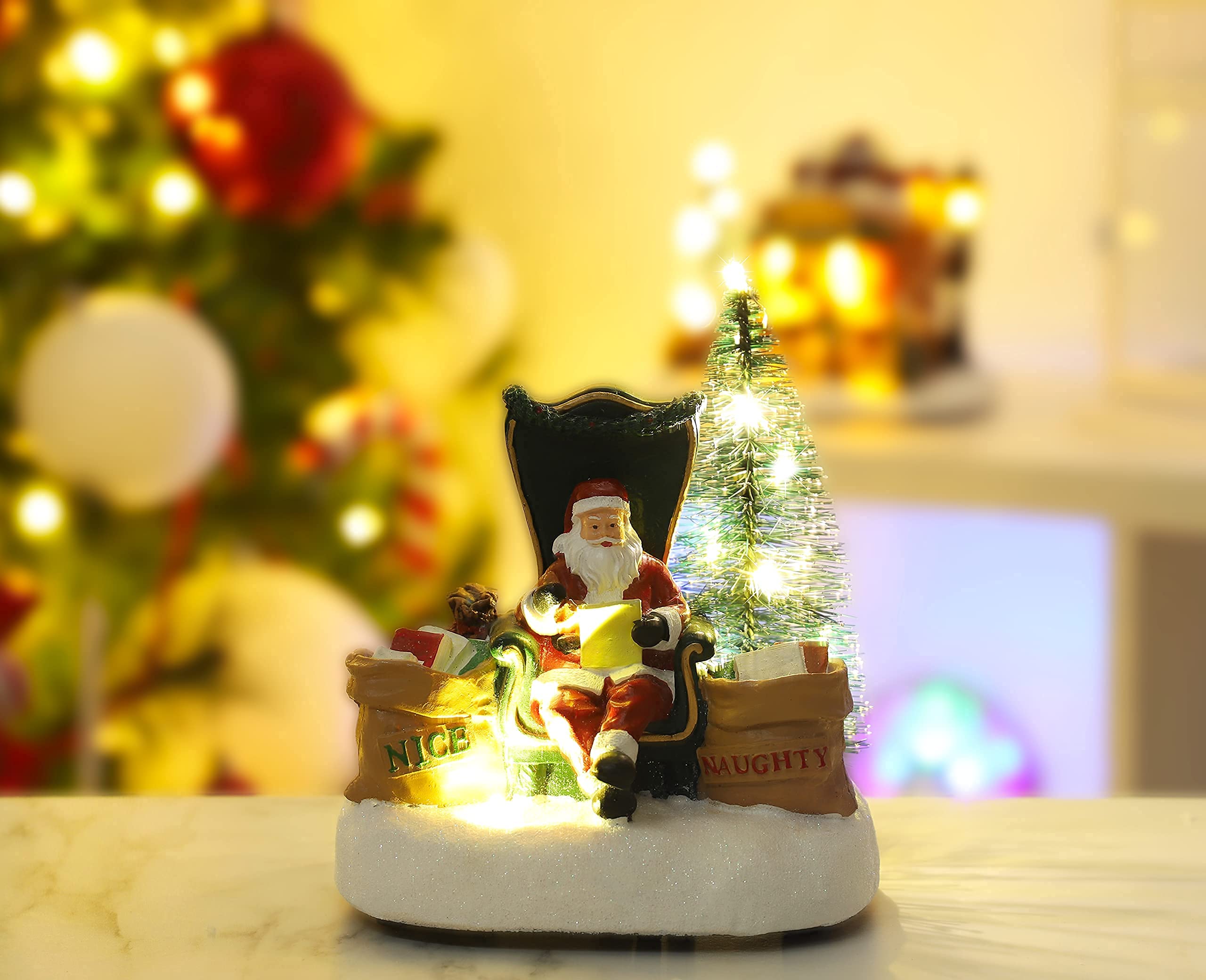 Christmas Concepts® 16cm (6.4") Père Noël lisant des Lettres Coquines et gentilles avec des lumières LED Blanches Chaudes - à Piles - Village de Noël