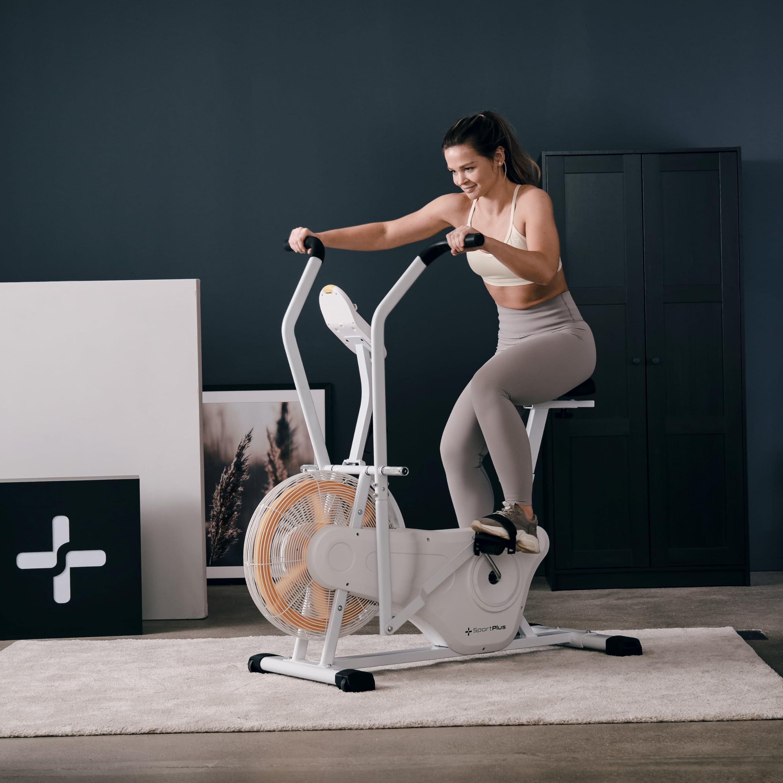 SportPlus, professionale Air Bike con resistenza all'aria e compatibilità con l'app, per HIIT, computer di allenamento intelligente, portata fino a 135 kg