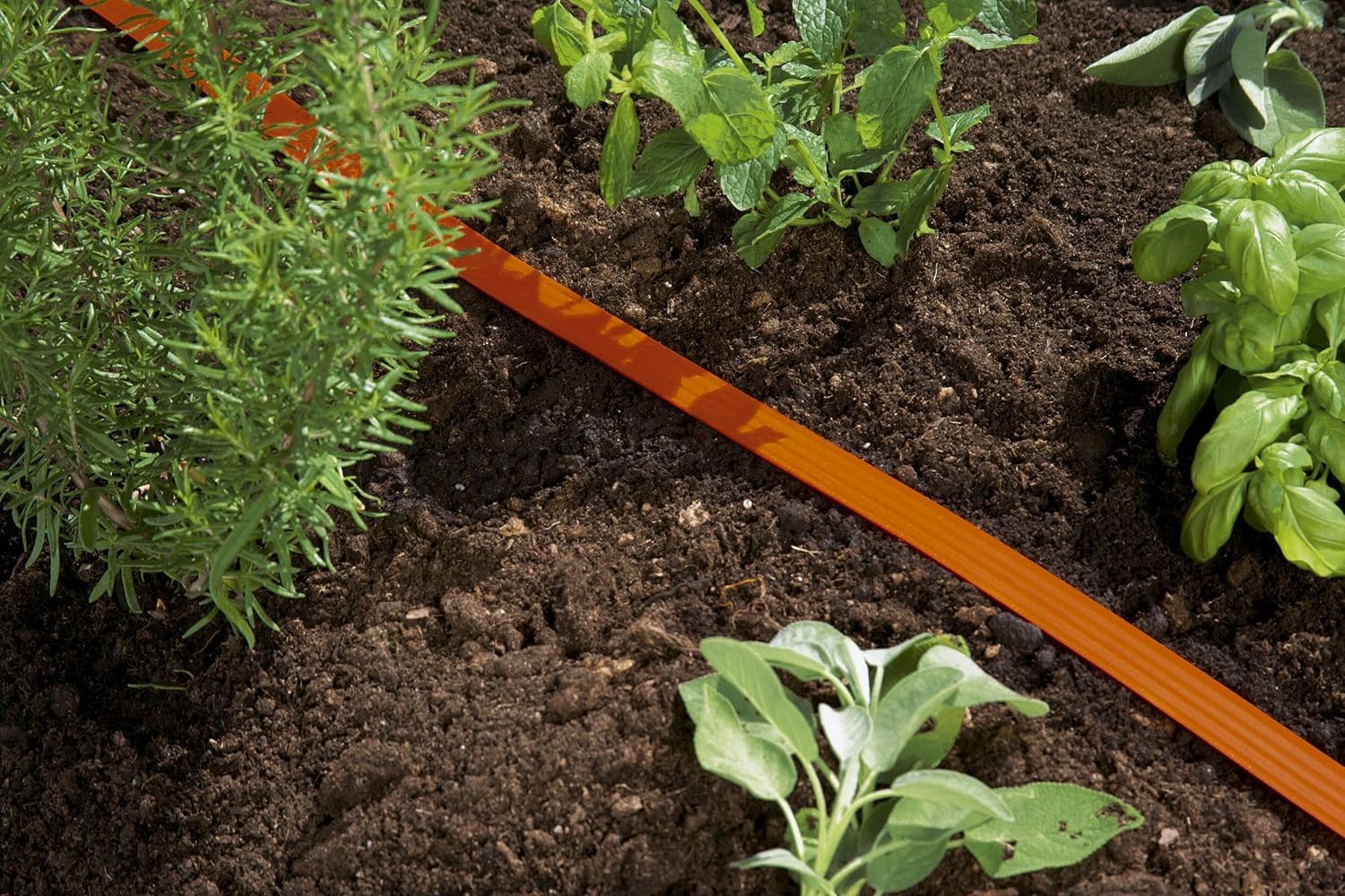 Arroseur souple Gardena : arroseur à pulvérisation pour massifs et surfaces étroits, pulvérisation fine, adapté à de nombreux raccords Gardena, réglage de la longueur, 15 m, orange (996-20) (Lot de 2)