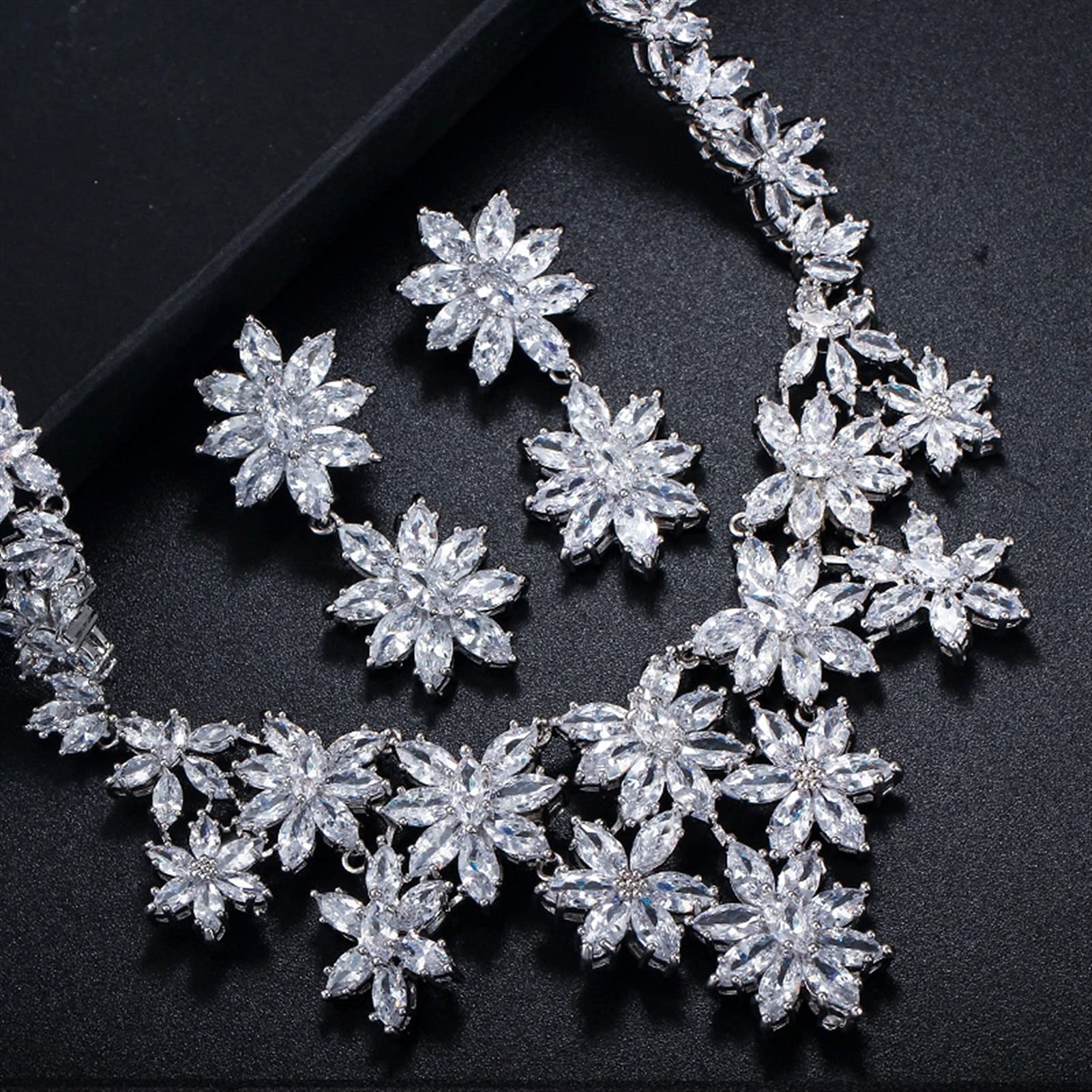 Set di Gioielli da Sposa con Collana e Orecchini da Sposa con Fiori Grandi in zirconi Color Oro Bianco