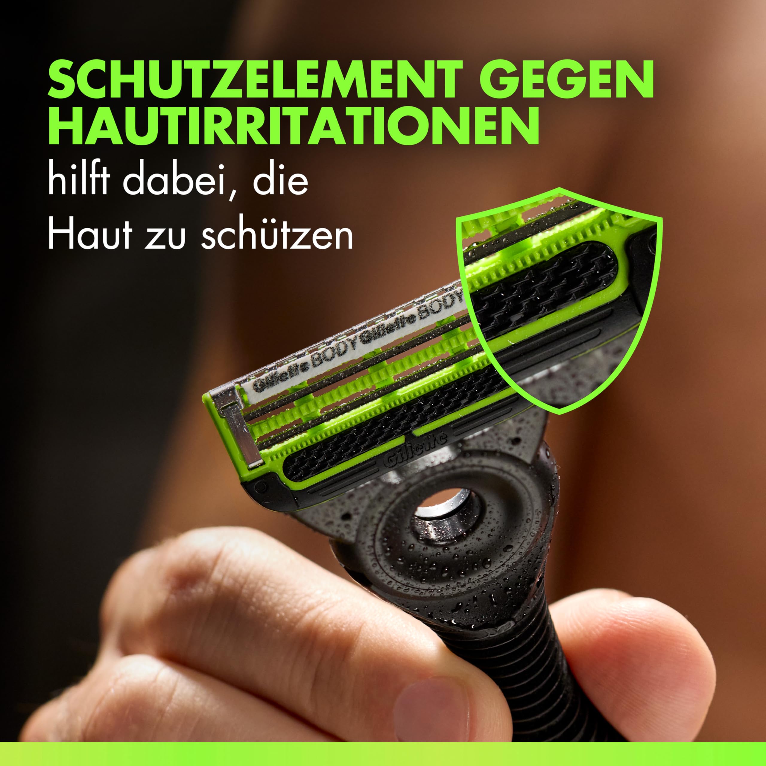 GilletteLabs Body & Intimate Rasierer Herren, Intimrasierer Mann mit Schutz gegen eingewachsene Haare und Irritationen — Inkl. Rasierhandstück für Körper und Intimbereich, Duschhalterung und 4 Klingen