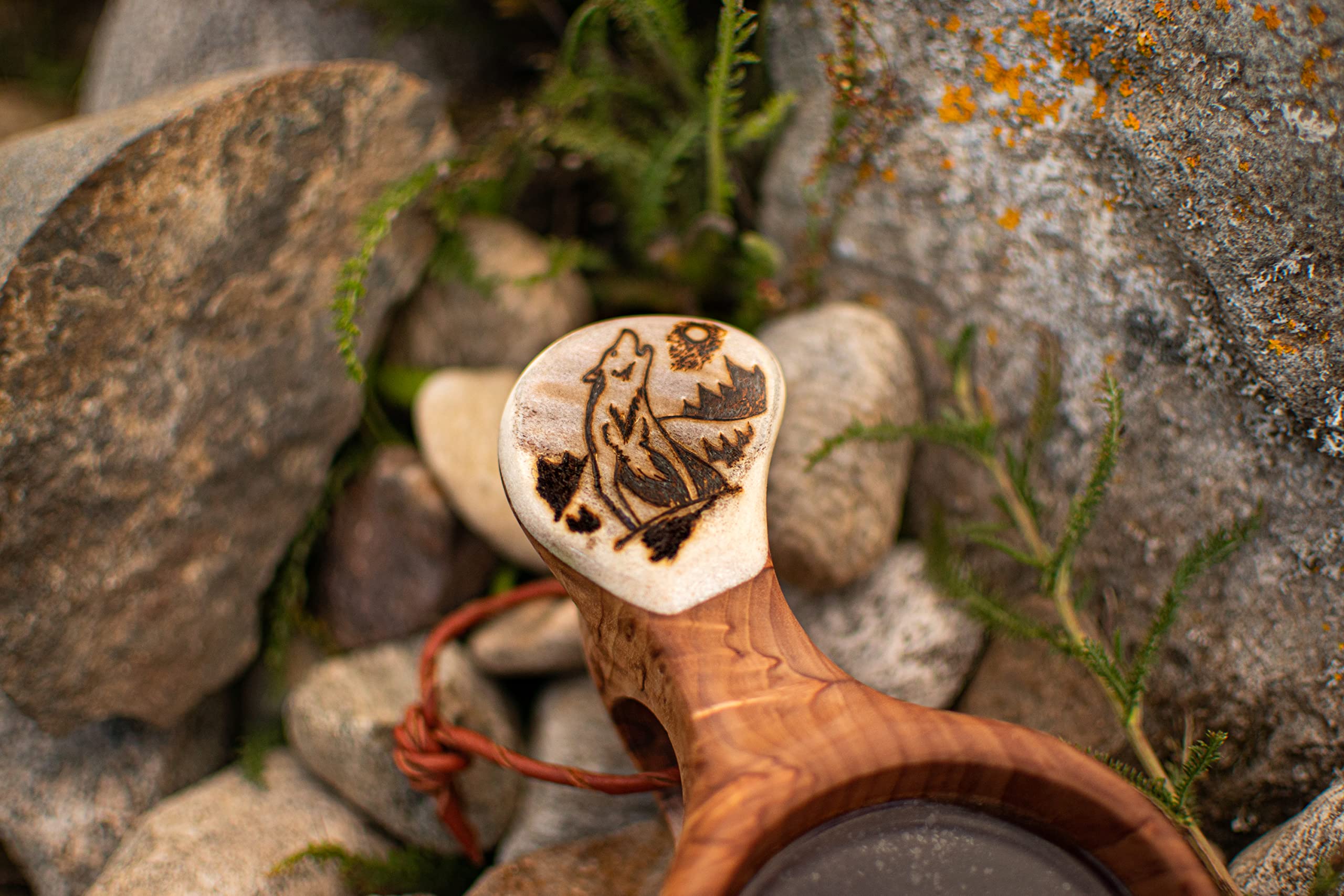 Finnische Kuksa Holztasse aus Maserbirke mit Ren-Horn Applikationen (Wolf-Motiv), Handgefertigte Lappland-Tasse, der nordische Wander & Outdoor-Becher aus Skandinavien mit Wolf-Verzierung