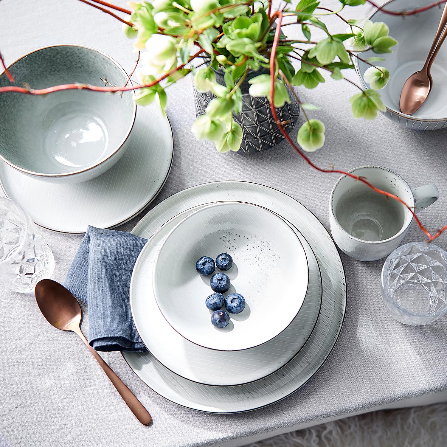 BUTLERS Teller 8er Set Geschirrset HENLEY Steinzeug Geschirr Set 8-tlg. Tafelservice | Teller 21cm Speiseteller 27cm | Landhausstill reaktive Glasur | Mikrowellen- & spülmaschinenfest