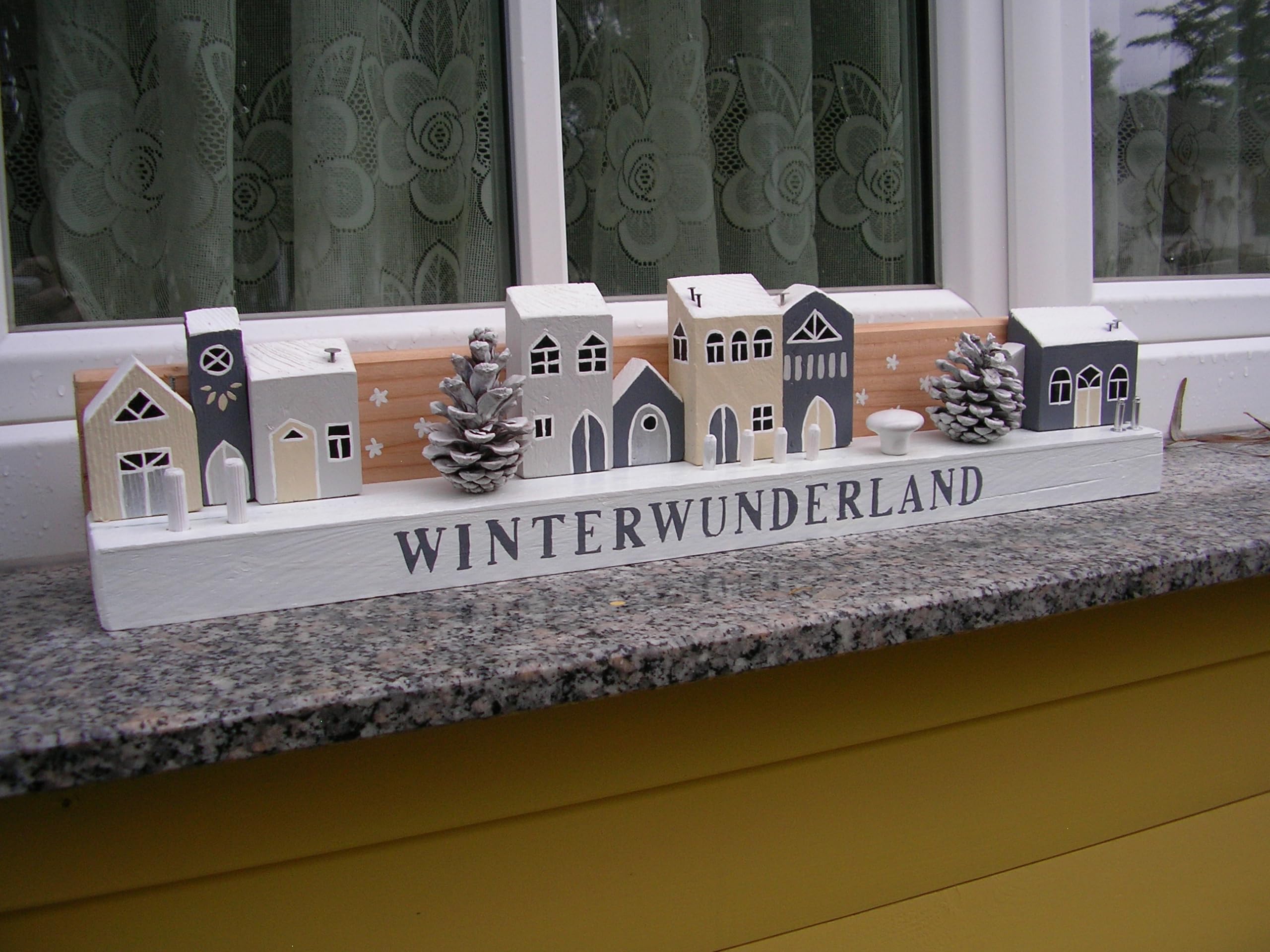 Winterwunderland ... Häuserzeile aus Holz zu im Farmhouse-Stil