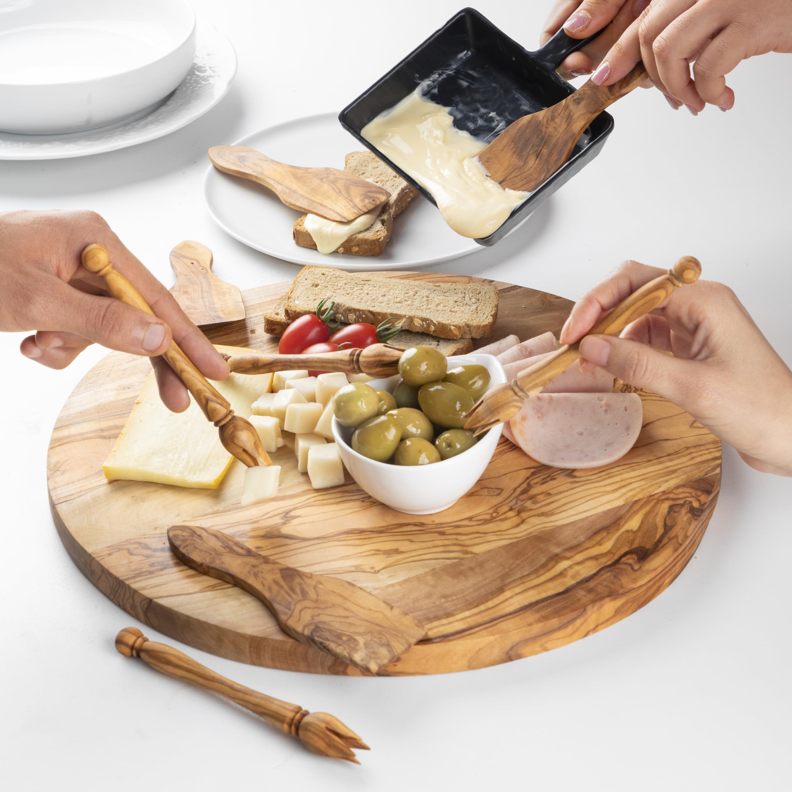 Handgefertigtes rundes Paddelbrett aus Olivenholz – gestreiftes Servierbrett für Käse, Brot und Vorspeisen + Bienenwachs und Personalisierung (35 cm)