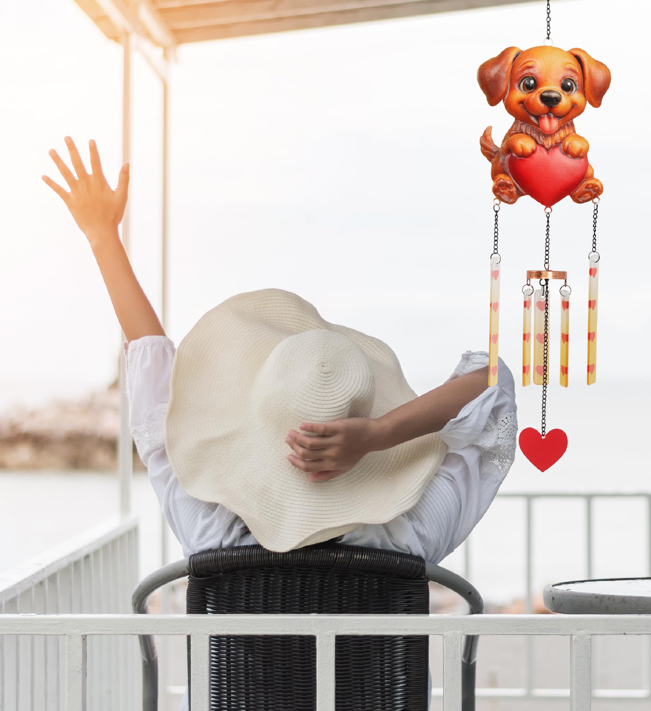 CoTa Global Puppy Love Carillon à vent – Décoration à suspendre en métal et verre faite à la main, chiot marron avec cœur rouge et tubes d'accentuation en cuivre, décoration d'intérieur et d'extérieur