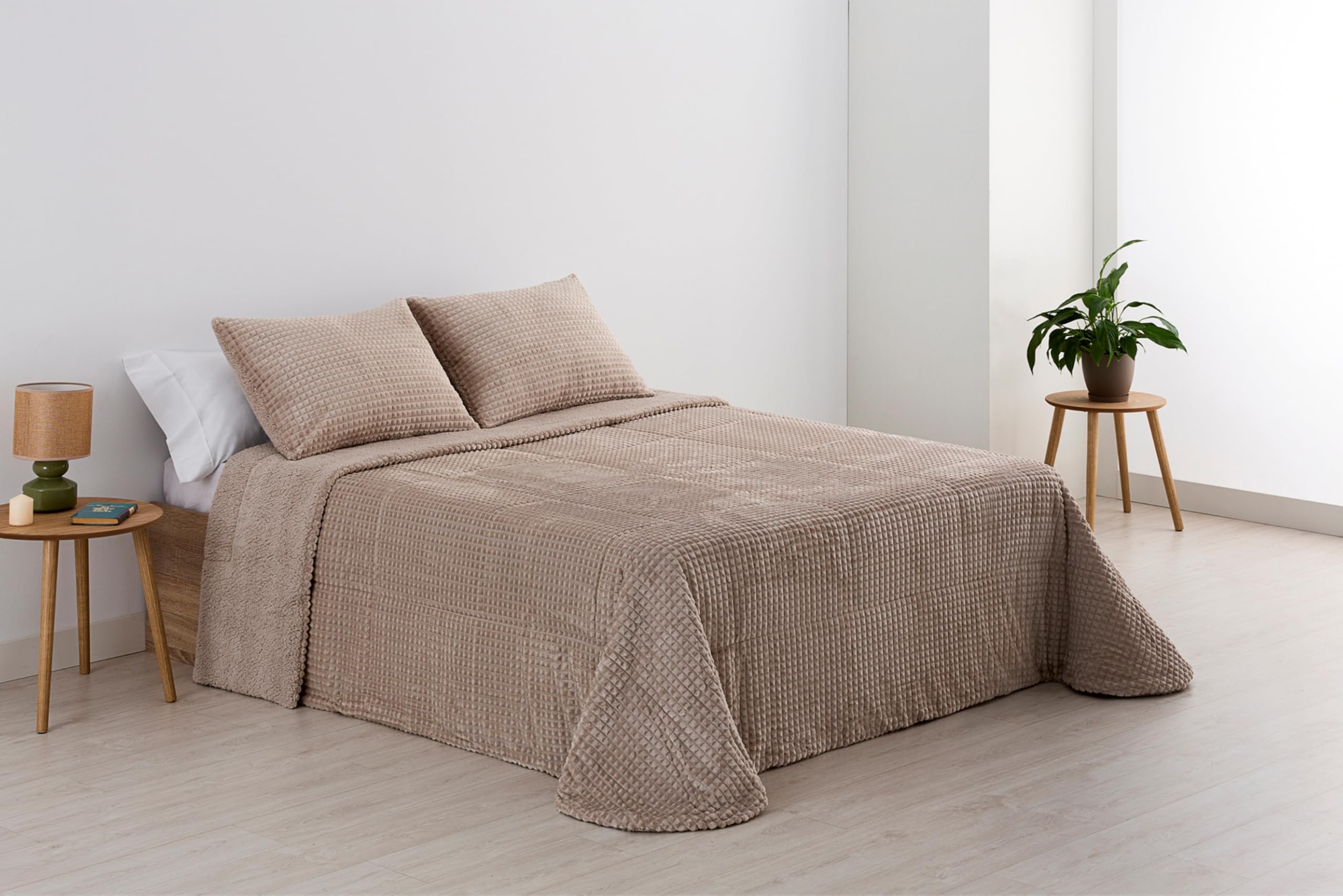 Cisne Rojo Conforter Jacquard. Doble Cara. Bonito Diseño Jacquard de Cuadros. Reverso de Borreguito. Calentito. Calidad y Diseño. para Cama 105 cm. Color Beige. Modelo Cuadros. (450029-105-BG)