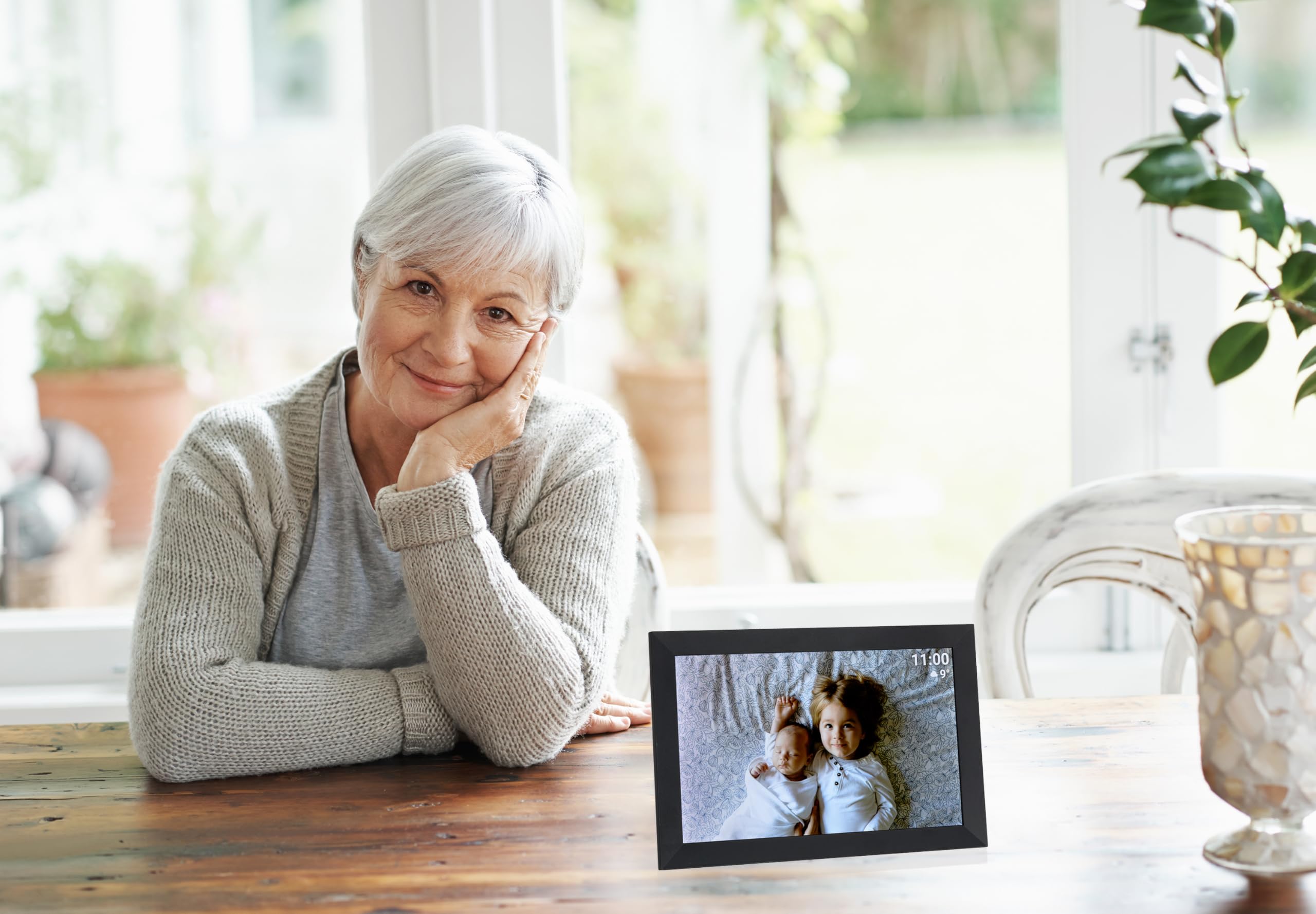 TFA Dostmann Digitaler WLAN Foto Bilderrahmen 10 Zoll, 37.1000, mit FRAMEO App, USB Anschluss, für Video und Fotos, Uhrzeit + Wetteranzeige, einfache Einrichtung, schwarz