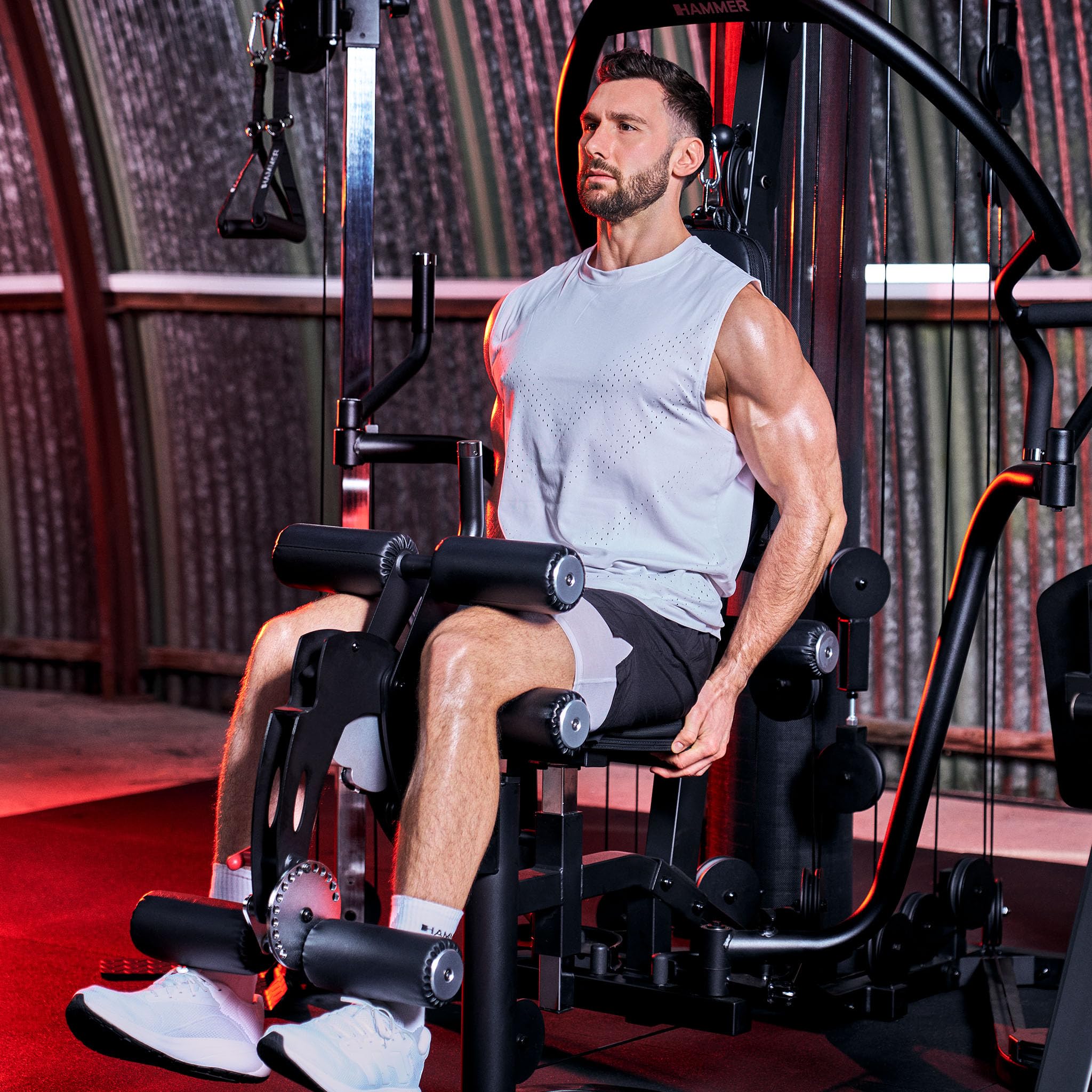 HAMMER Kraftstation Autark 6800 ´26 - Studio-Trainingsturm, Beinpresse, Seilzugturm mit höhenverstellbarem Kabelzug, 100 kg Gewichteblock verteilt auf 20 Platten à 5 kg