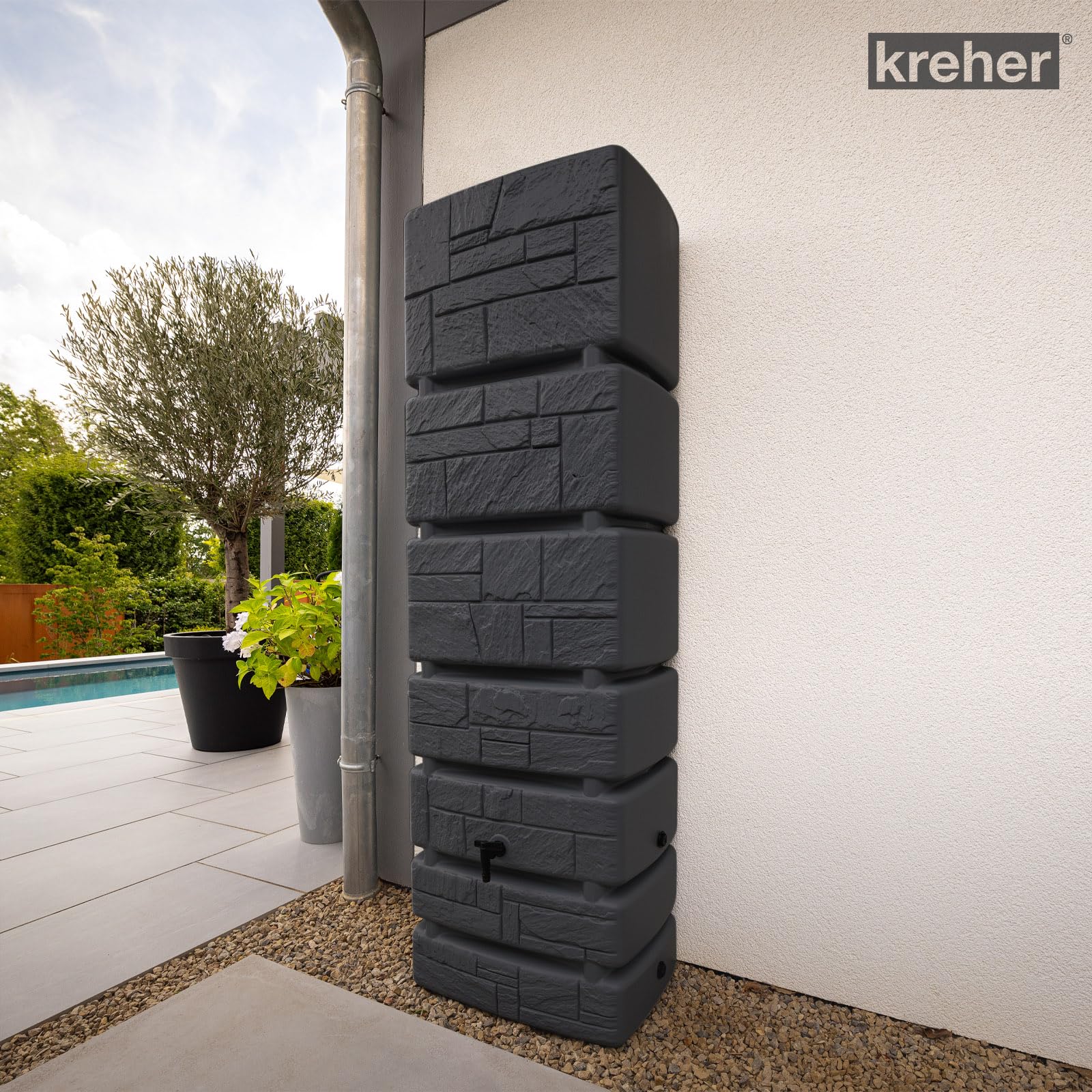 Kreher Wassertonne XXL Tower Stone mit Wasserhahn (Anthrazit) | Regentonne in Stein-Optik, 350 L, Maße 57,5 x 38,4 x 180 cm, zur Gartenbewässerung