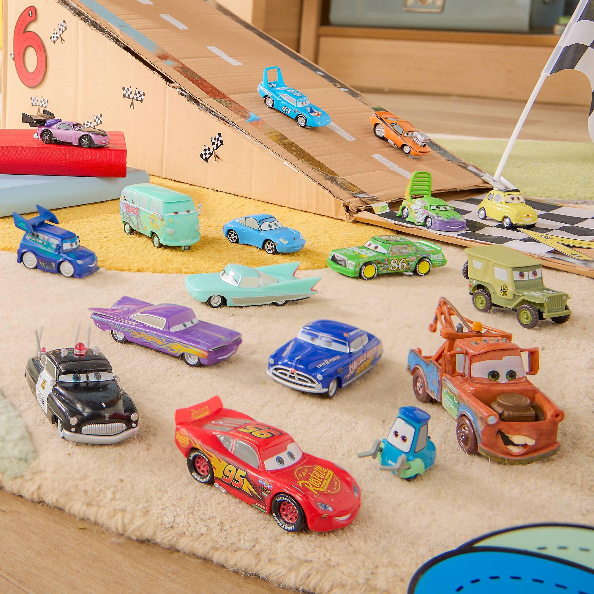 Disney Store Official Méga Coffret de Figurines Cars, 15 Figurines, 10 cm