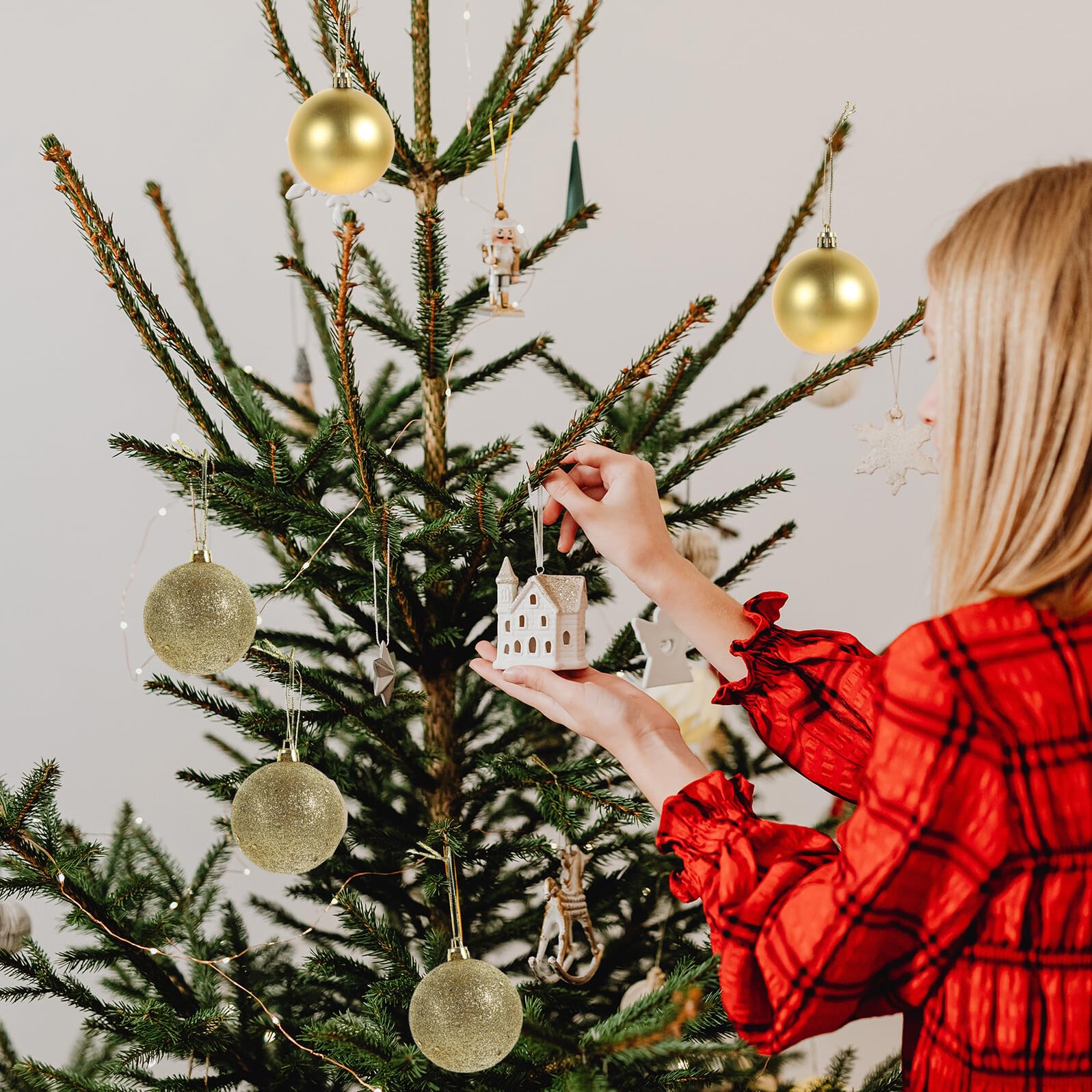 SEWACC Bolas Navideñas Doradas y Obsequio en Fiestas Navideñas Caja de 100 de Plástico y Cuerda, Ideales para Ambientación para Adorno de Árbol de Navidad Colgantes
