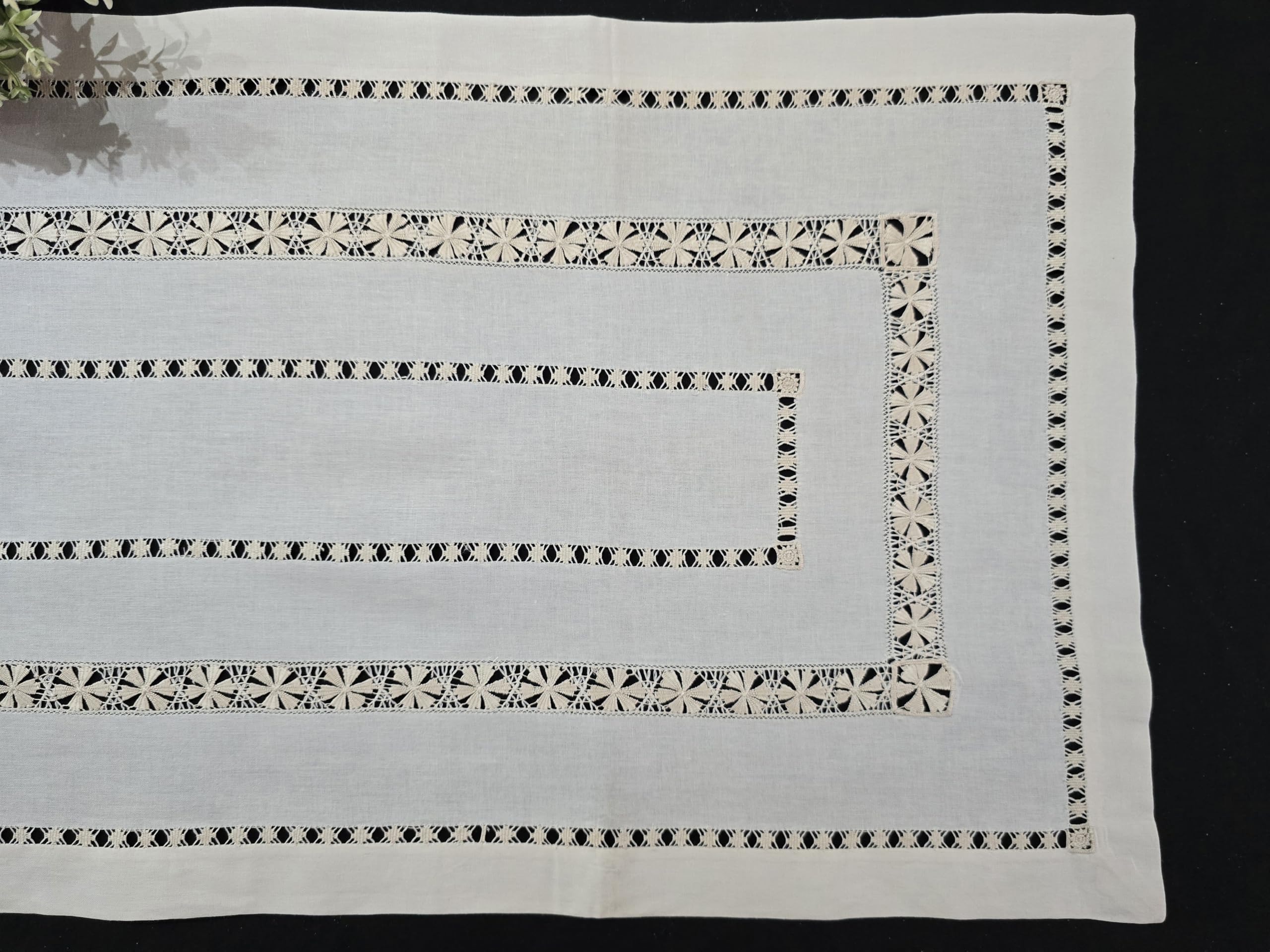 Camino de mesa de mezcla de lino y algodón con bordado de lirio a mano, 42 x 112 cm