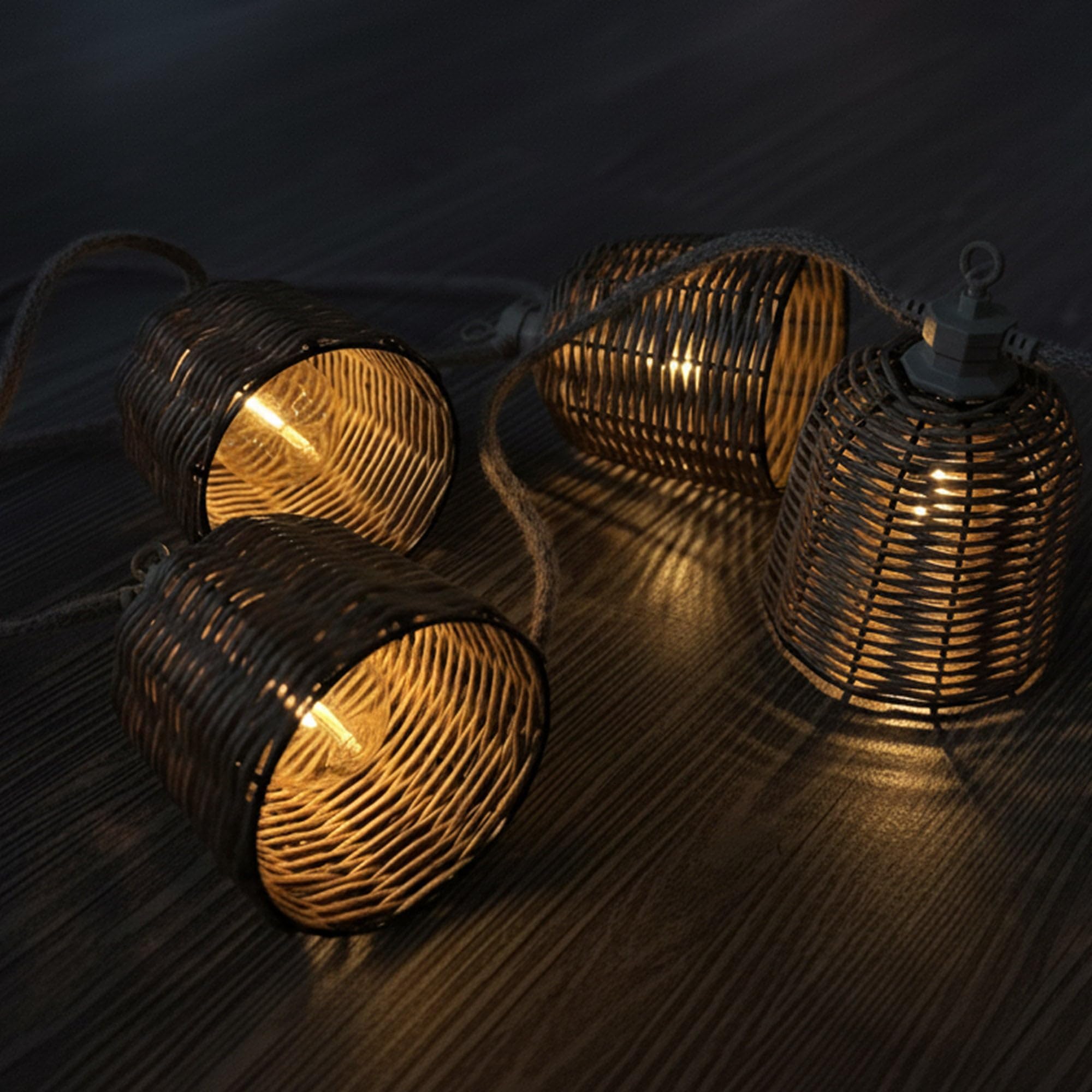 Lichterkette für den Außenbereich, anschließbar, 10 Lampenschirme aus Polyrattan, Formentera Big Hybrid, warmweiß, 8 m, solarbetrieben und mit Netzanschluss