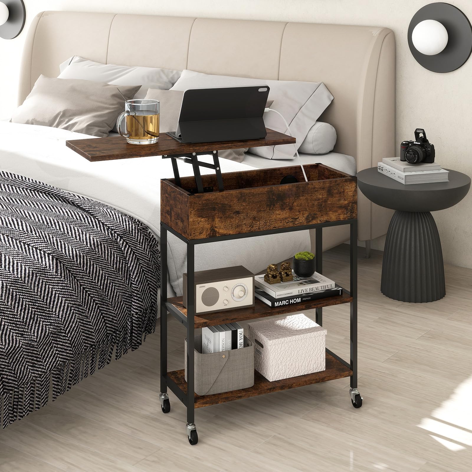 COSTWAY Mesa Auxiliar con Tapa Elevable y Estación de Carga, Mesa de Escritorio con Ruedas, Compartimento Oculto y Estantes, Mesita de Noche para Sofá, Salón y Dormitorio, 60x24x67,5 cm, Industrial