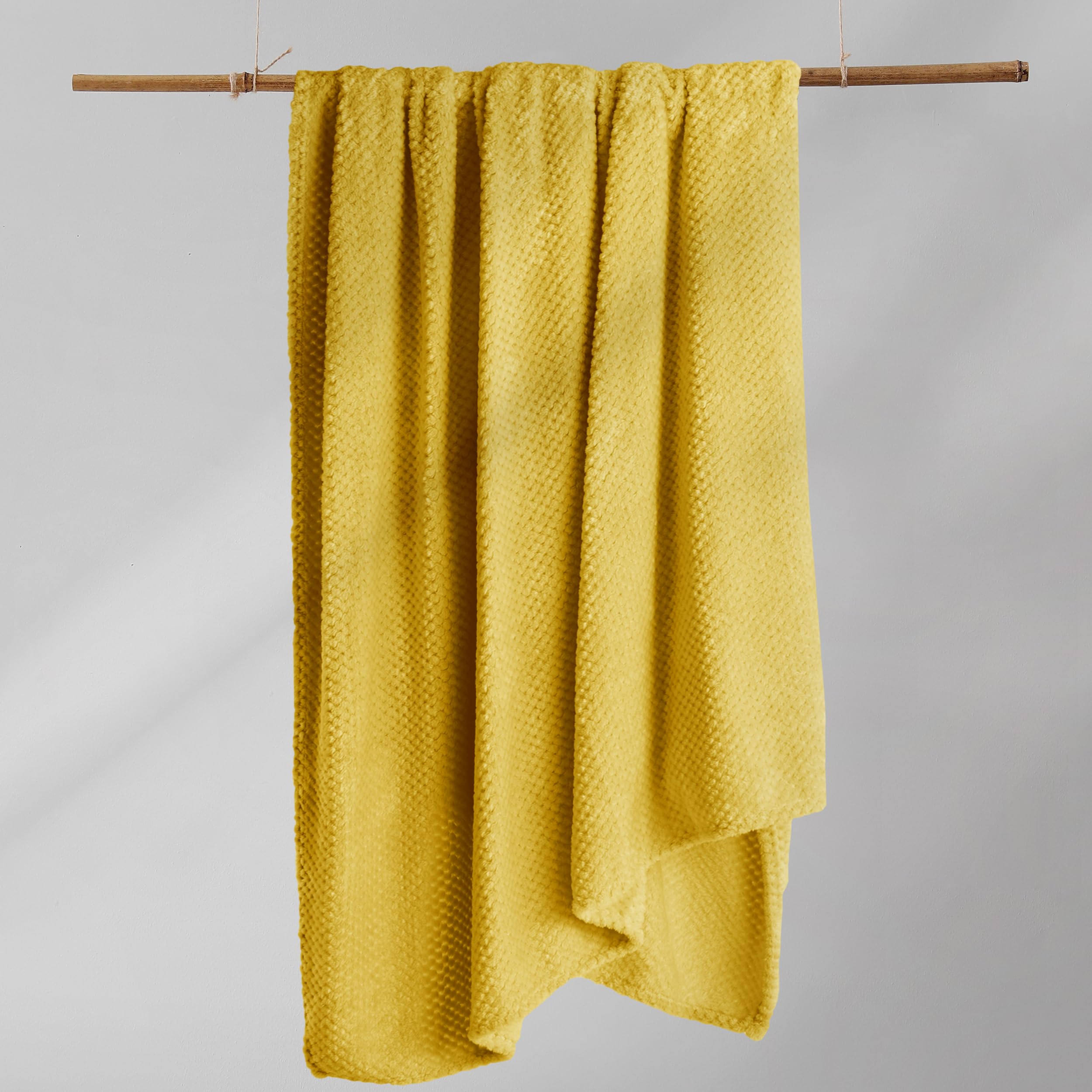DecoKing Couverture Polaire 150 x 200 cm Plaid Doux en Microfibre pour Lits Canapés Chaises et Divans Style Scandinave Chaude Légère et pour Toutes Les Saisons Jaune Henry