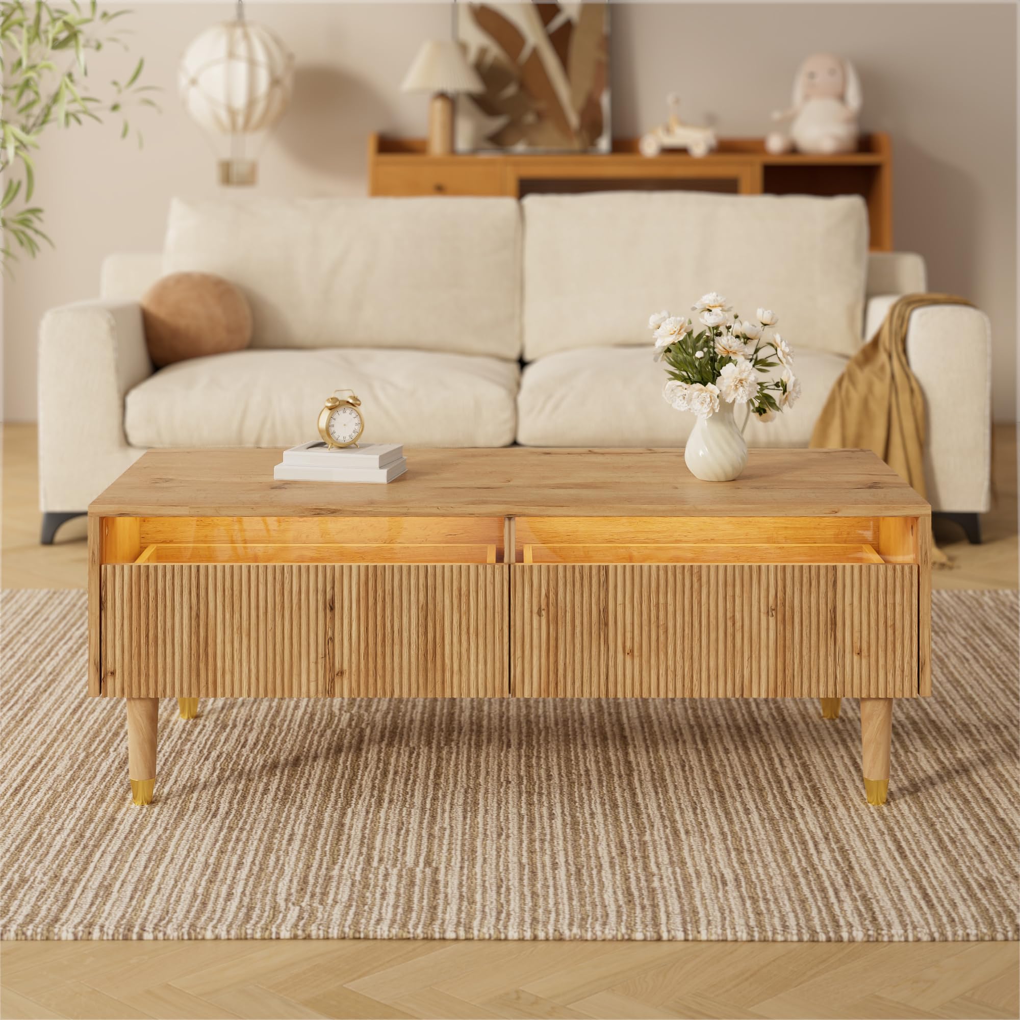 Mesa de centro con cajón ondulado, patas de madera dorada, dos cajones