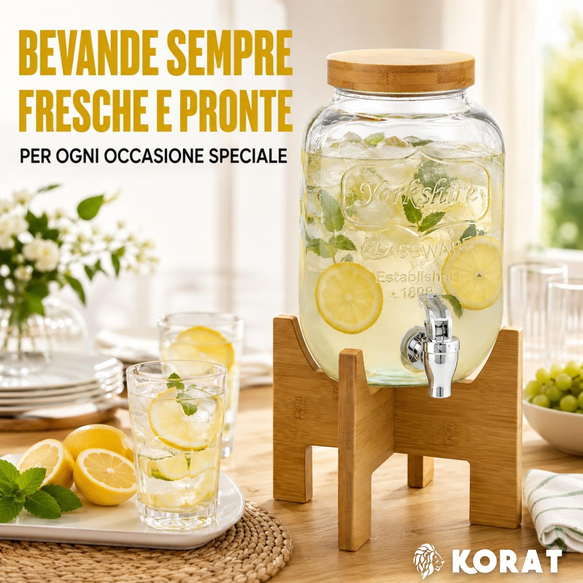 KORAT - Dispenser Bevande in Vetro con Rubinetto e Supporto in Bambù, Contenitore per Acqua, Limonata, Cocktail e Succhi, Tappo Ermetico, 8 LT - 18x24x44 Cm