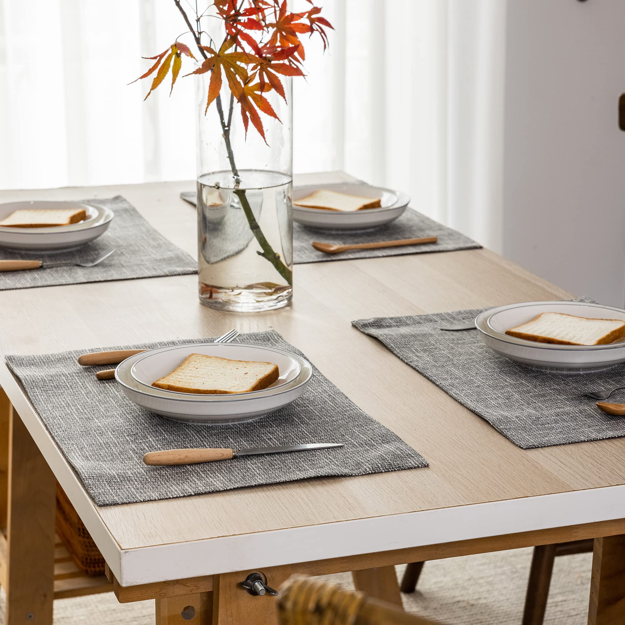 Kevin Textile - Juego de 4 manteles individuales lavables resistentes al calor para fiestas, cena buffet, 33 x 48 cm, color gris claro