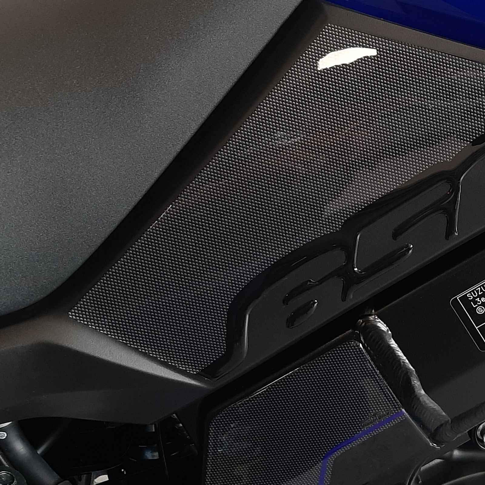 Resin Bike Adhesivos de Moto Compatibles con Suzuki V-Strom 650 XT ABS 2017 2021. Protecciones Laterales de Choques y Arañazos de Moto. Adhesivo 3D Resinado - Made in Italy