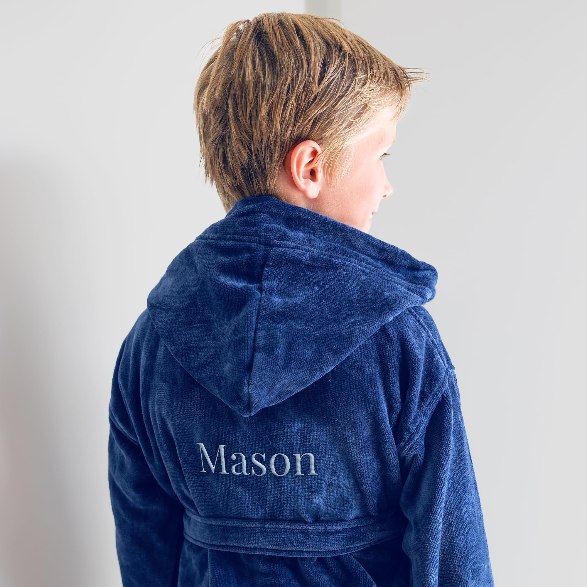 your surprise Personalisierter Kinderbademantel mit Namen - Weißer Bademantel für Kinder aus superweichem Frottee mit wunderschön gesticktem Namen