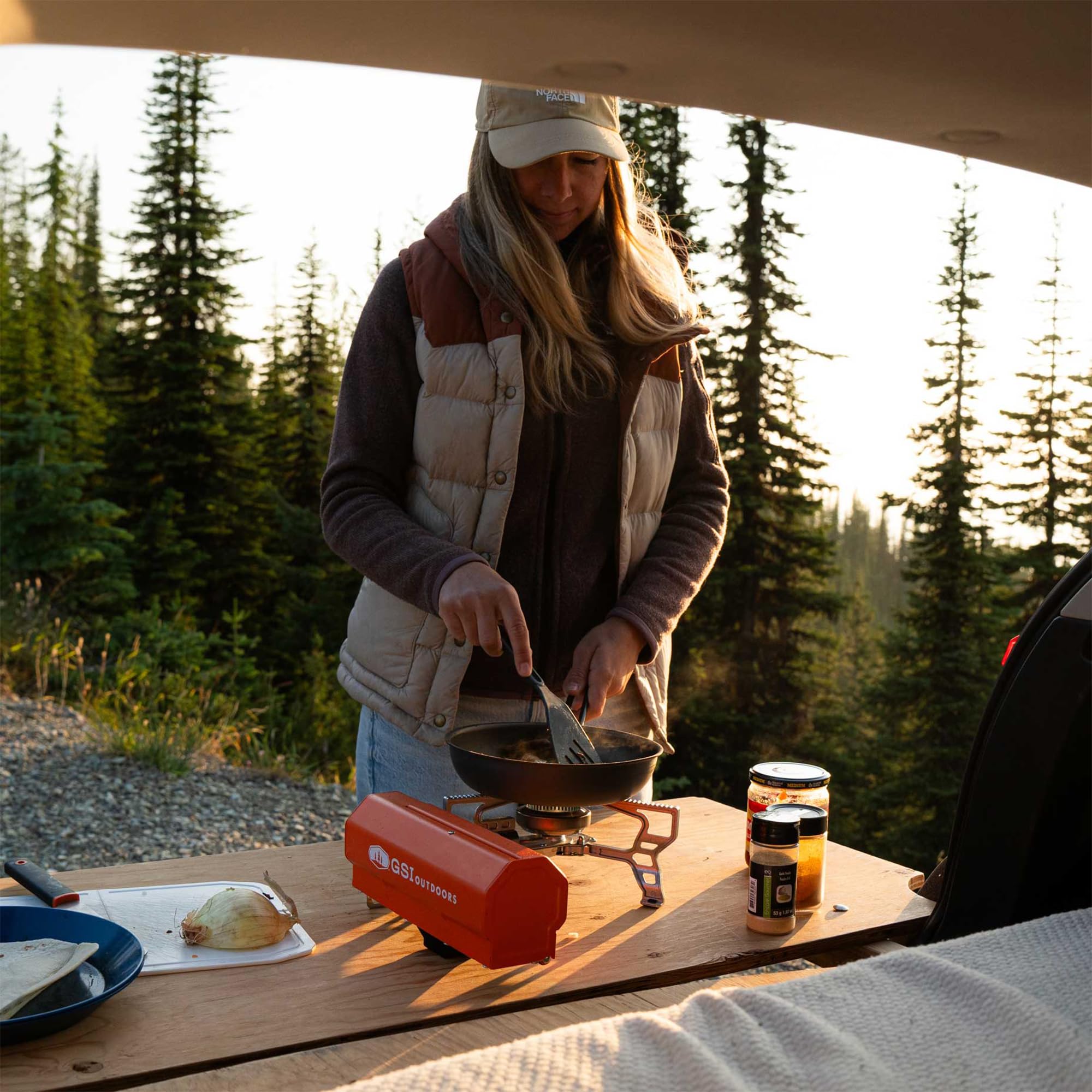 GSI Outdoors Selkirk 270 kuchenka na butan, lekka, kompaktowa kuchenka kempingowa z palnikiem o wysokiej wydajności, ochrona przed wiatrem i zapłonem piezoelektrycznym, do gotowania na świeżym
