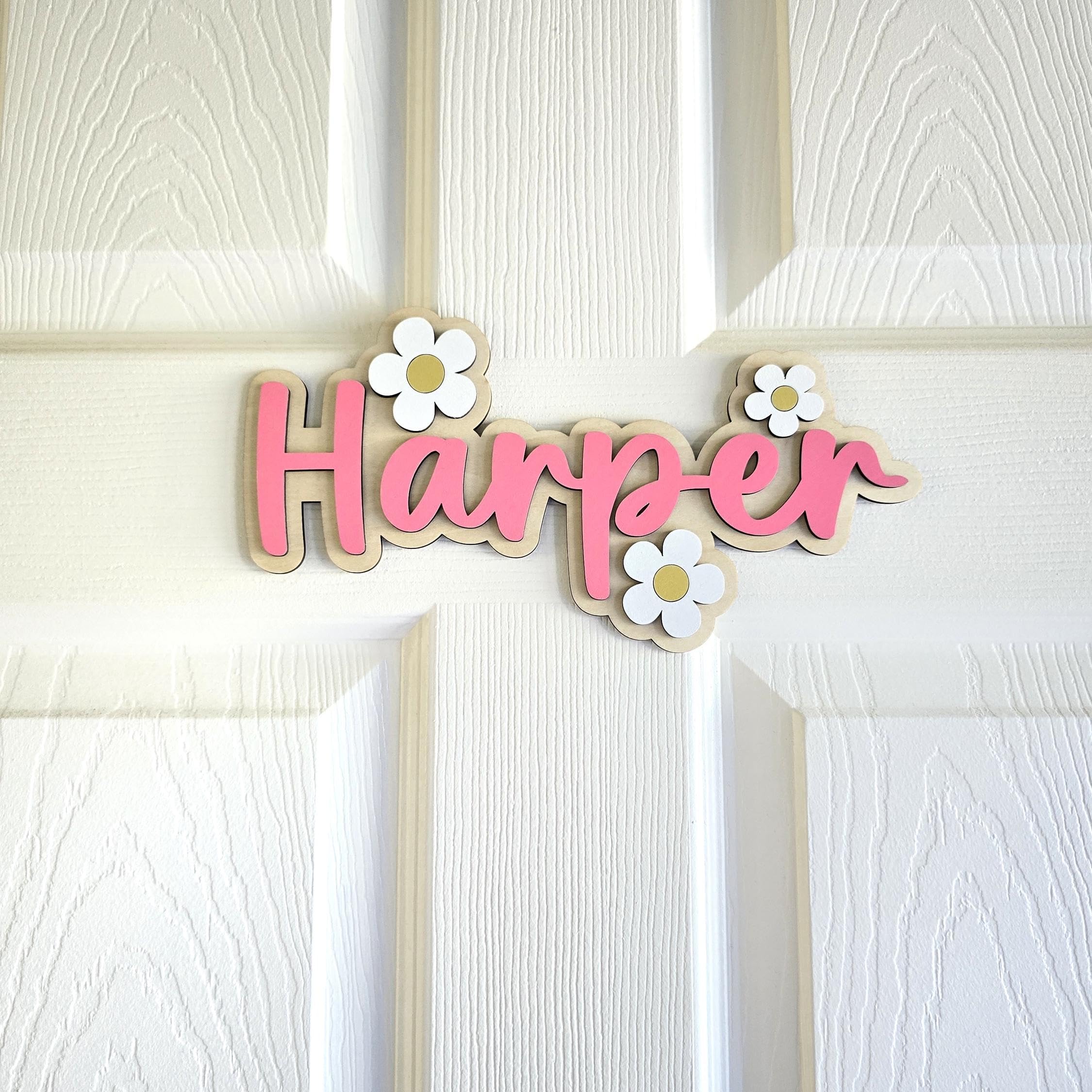 Personalised Daisy Name Sign – Wooden Door Sign for Children – Flower Nursery Name Sign for Girls’ Room – Customised Wooden Name Decoration for Children’s Room or Bedroom