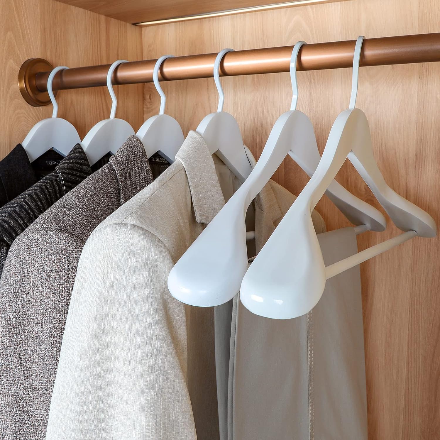 TOPIA HANGER CT02W Kleiderbügel aus Holz, glänzend, mit extra breiten Schultern, dickere, weiße Haken und Anti-Rutsch-Stange, geeignet für Mantel, Anzug, Kleid, Jacke, schweres Tuch, 6 Stück