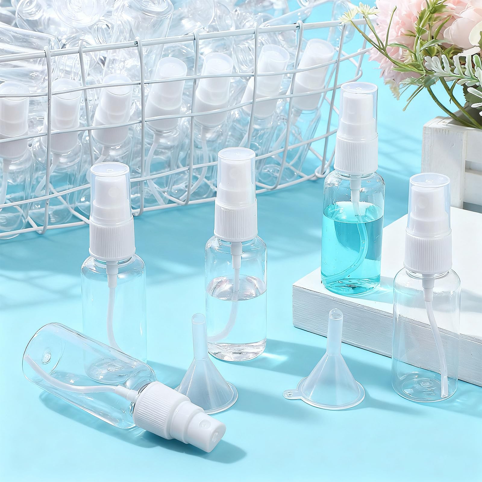 Uiifan 400 szt. mini przezroczystych butelek z rozpylaczem 30 ml małe puste plastikowe butelki z drobną mgiełką z małymi lejkami na olejki eteryczne podróżne perfumy alkoholowe