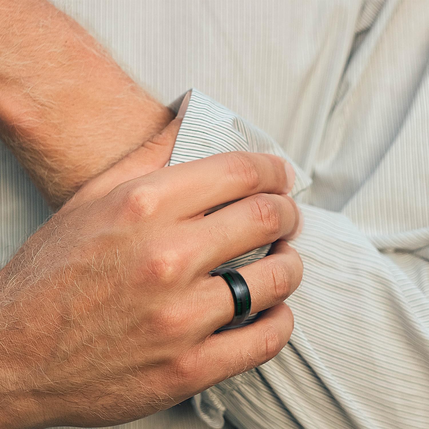 King Will Anillo de boda de carburo de tungsteno para hombres y mujeres, 8 mm de ancho, negro/dorado/plateado con incrustaciones de madera de koa natural/arce, diseño abovedado, anillo de boda de