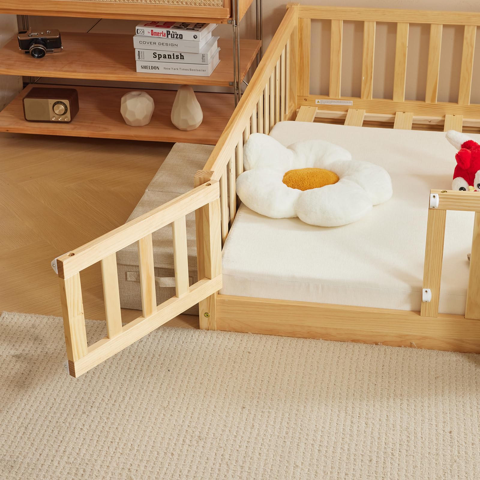 Montessori Lit d'enfant Lit au Sol 140x200 cm - Bois Massif avec Porte et Barrière Sécurisée - 12 Lattes Renforcées, Garde-Corps Intégré - pour Enfants et Bébés (Couleur Naturelle)