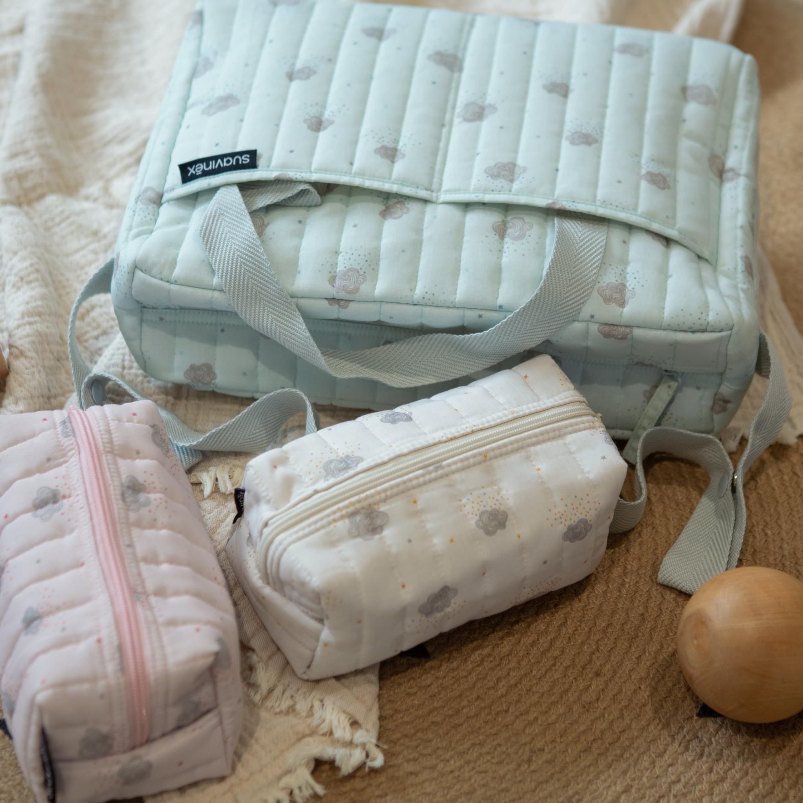 Suavinex, Kulturbeutel für Babys, Geschenkset für Neugeborene mit: Shampoo 100 ml + Feuchtigkeitslotion 100 ml + Creme für Change 75 ml + Eau de Cologne 50 ml. Reisegröße. Rose Dreams