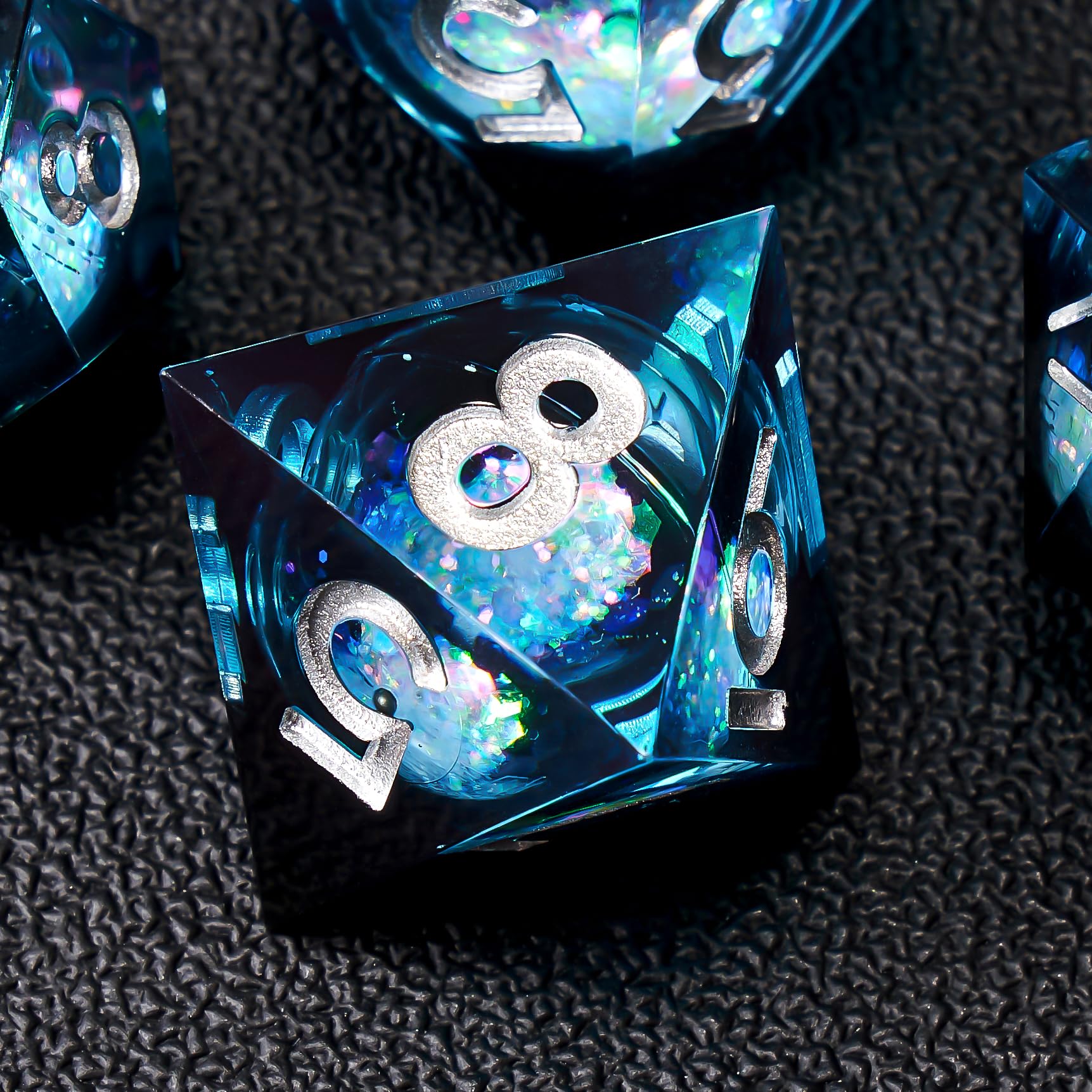 Liquid Core - Juego de dados DND, 7 dados de resina con bordes afilados para Calabozos y Dragones, dados poliédricos RPG D&D hechos a mano, juego de dados para juegos de rol D20 D12 D10 D8 D6 D4 con