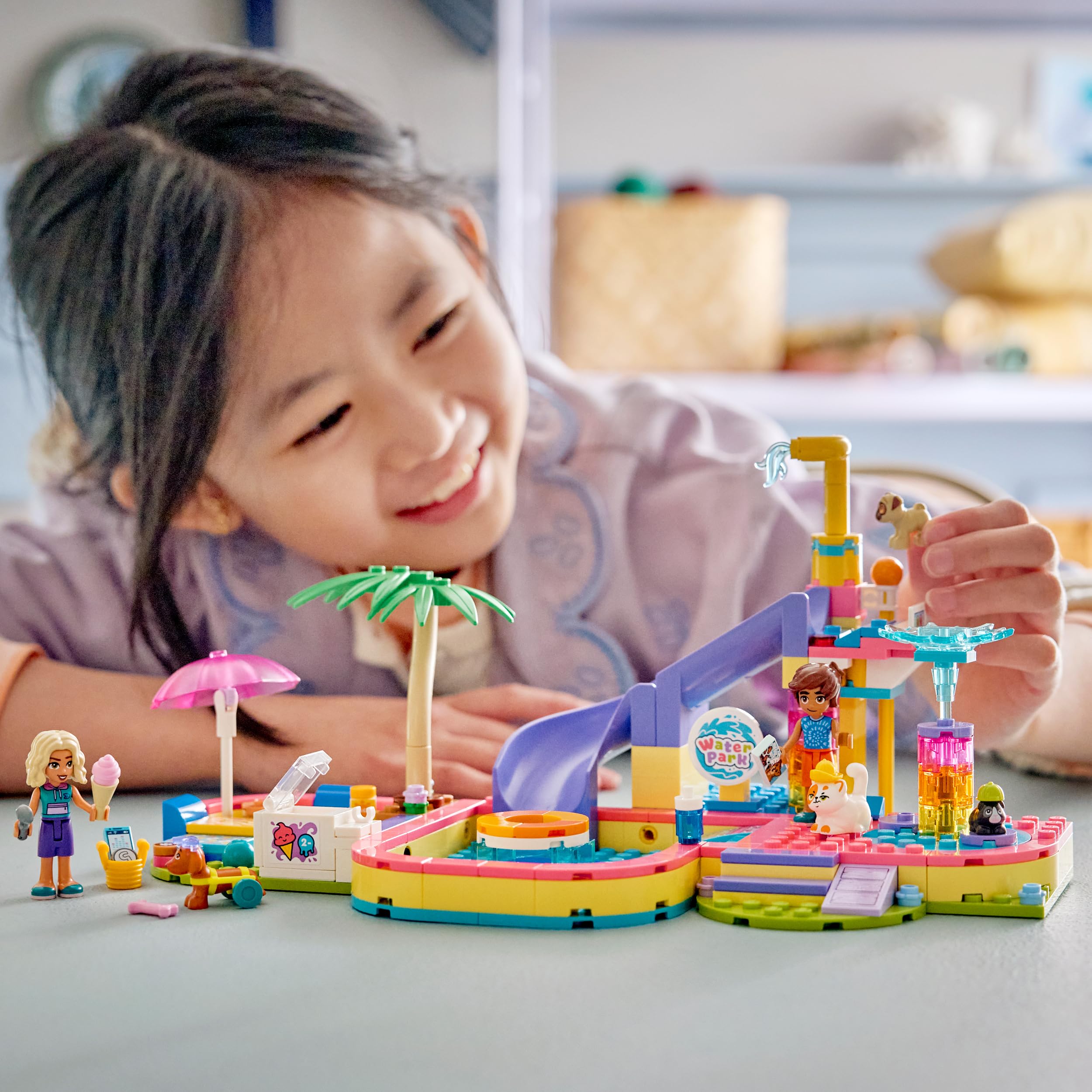 LEGO Friends Lustiger Tag im Wasserpark - Miniatur Spielset mit Rutsche, 2 Minifiguren, 4 Tierfiguren und Tierzubehör - Kinderzimmer Deko - Geschenk zum Geburtstag für Mädchen ab 6 Jahren - 42676