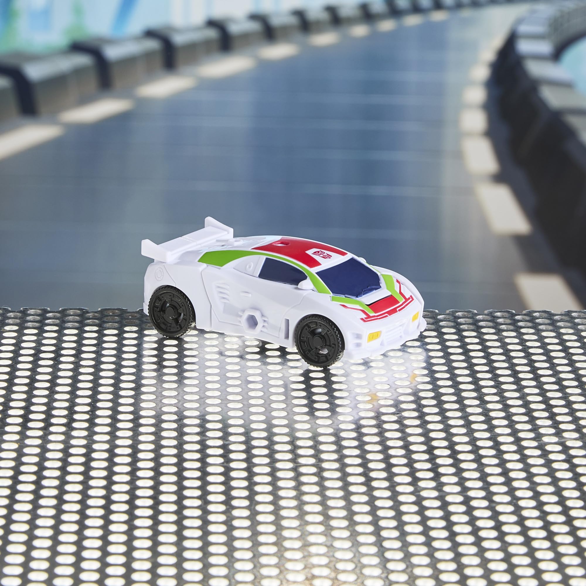 Transformers Hasbro Cyberworld, Wheeljack, Figura de Acción 2 en 1, Coche de Juguete para Niños y Niñas de 6 Años o Más, Color Blanco y Rojo, Diversión y Acción, Coleccionable, Idea Regalo