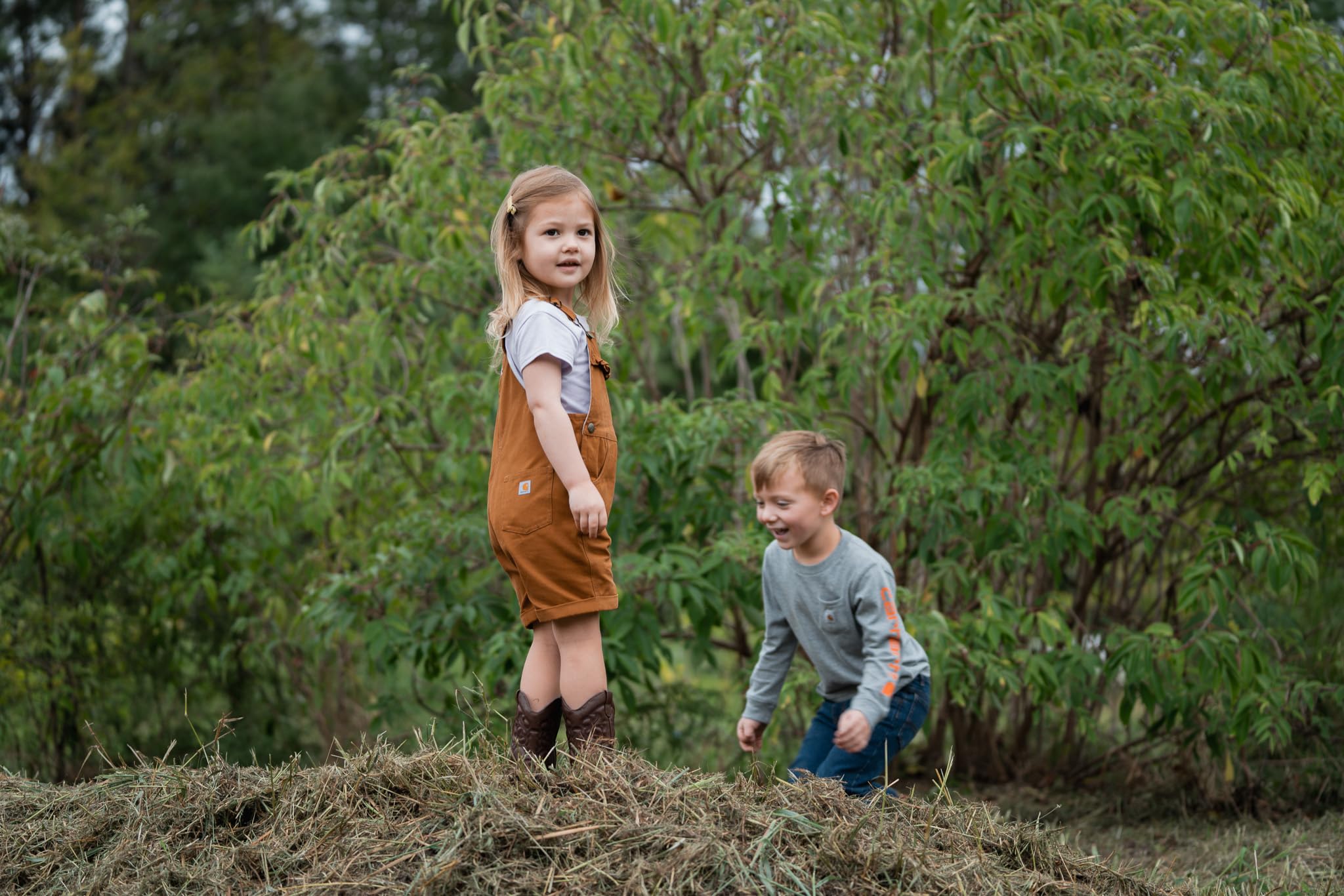 Carhartt CM9748 - Pantalón corto de lona con volantes frontales para niñas