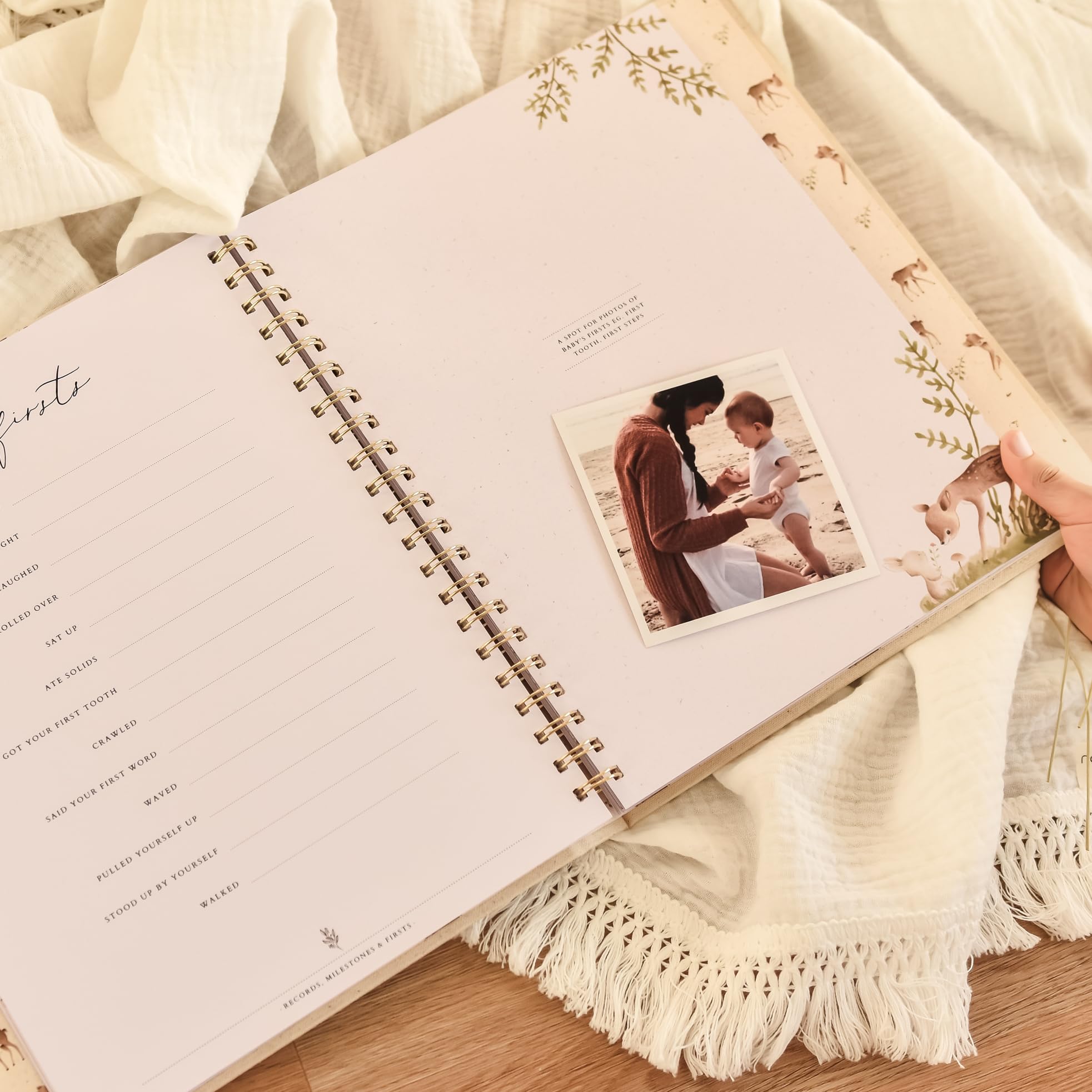 Peachly Unisex Baby Erinnerungsbuch | Minimalistisches erstes Jahr Andenken für Meilensteine | Einfaches Woodland Scrapbook Babybücher für Jungen oder Mädchen | 60 Seiten Naturleinen - Wald