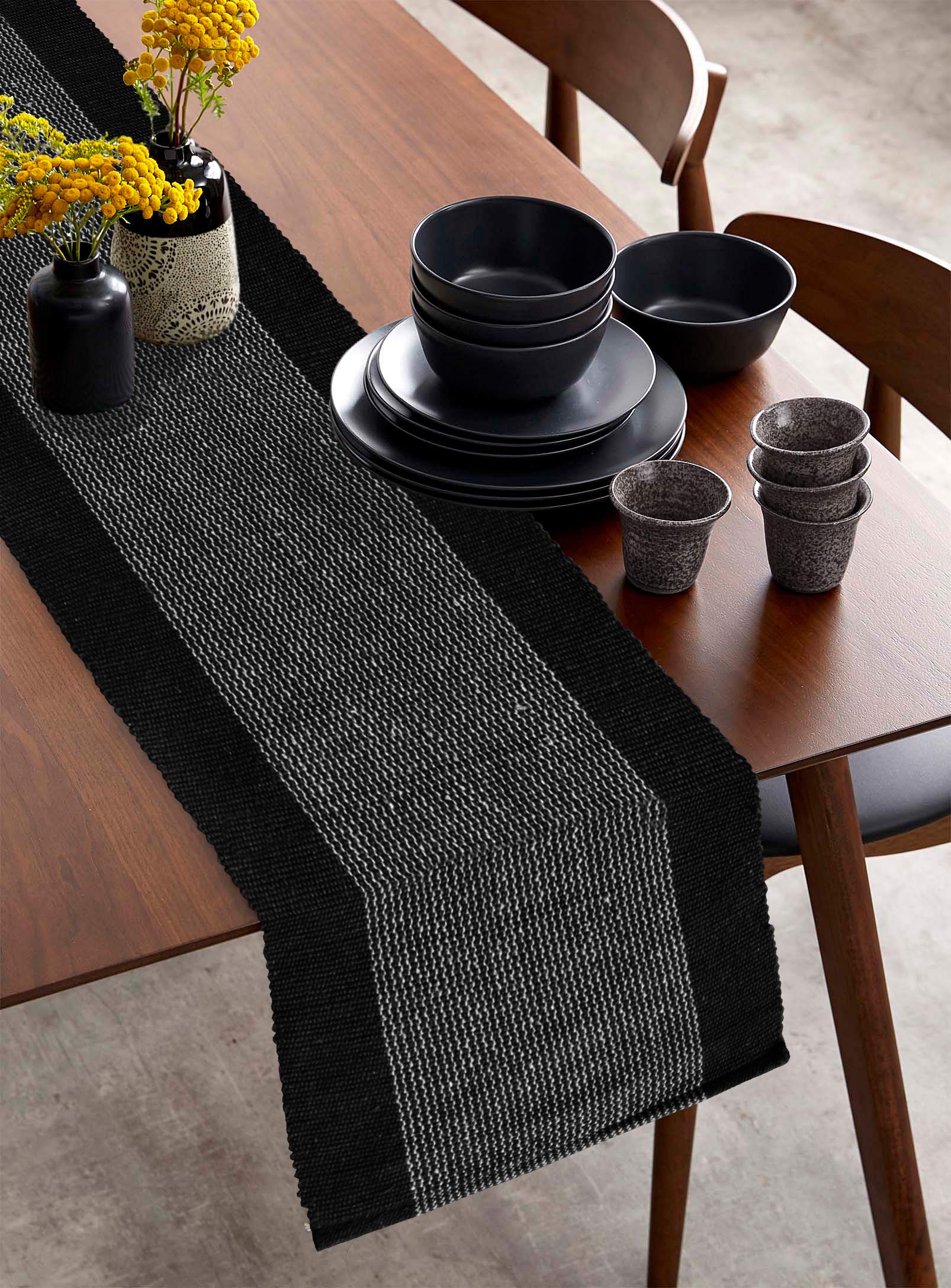 GLEAM� Dining Table 1 Runner Machine Washable (Black Runner)