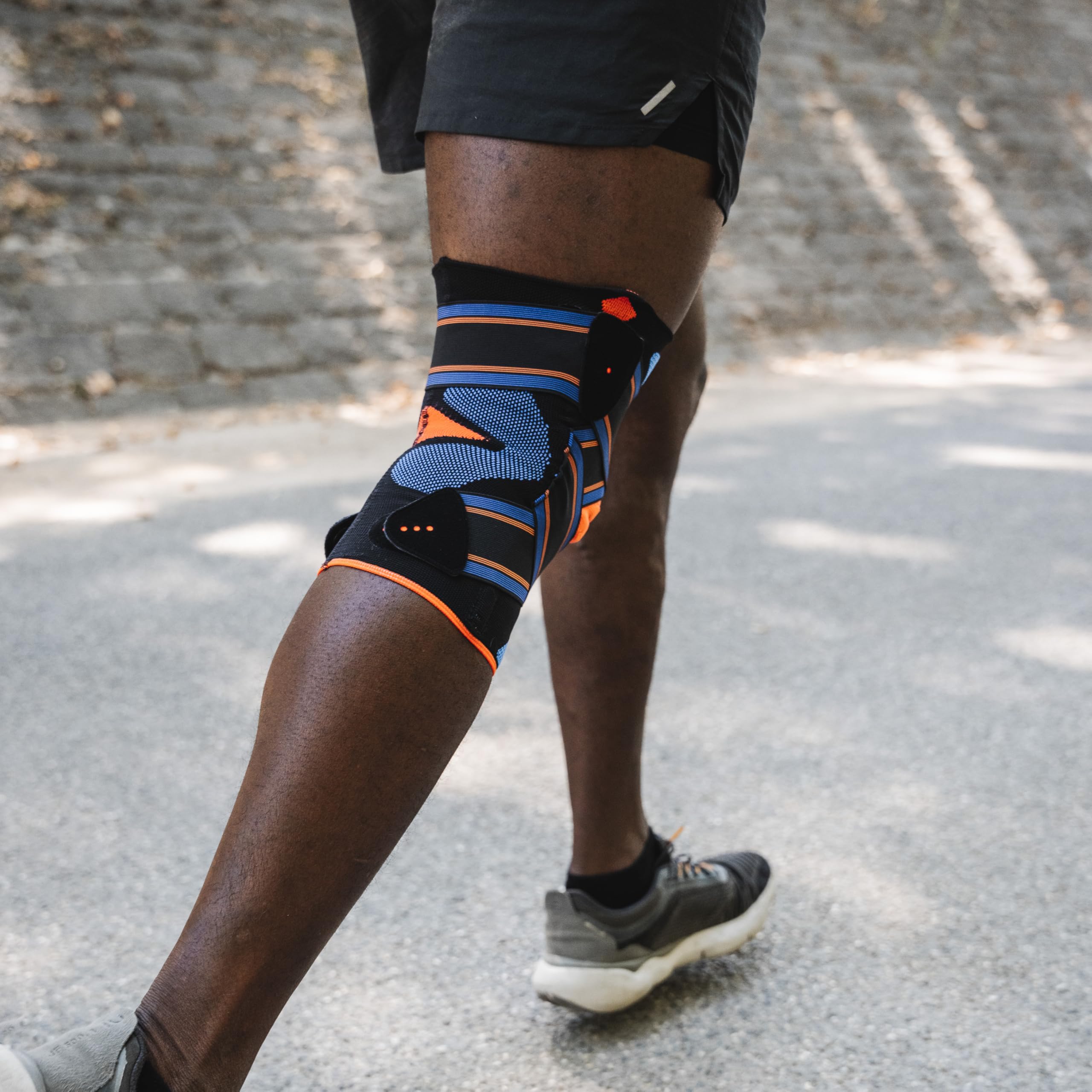 Thuasne Sport - Genouillère Strapping Novelastic - Genou Instable ou Douloureux - Maintien Latéral, Tricot de Forme Anatomique - Indice de Maintien 3/3 - Dispositif Médical CE - Taille L