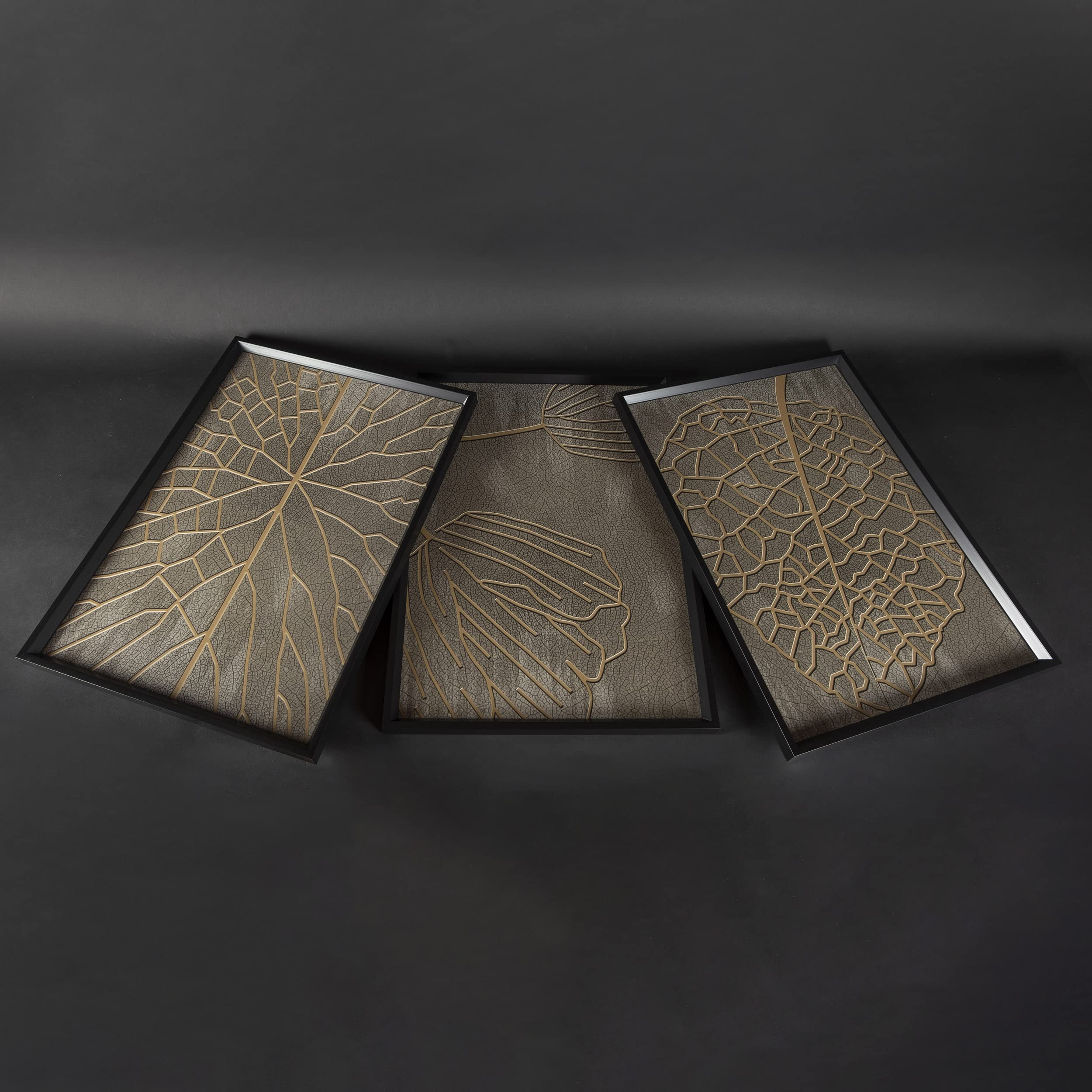 DekoArte - Bilder Wandbilder Wohnzimmer BLÄTTER 50x70 cm 3 mit Rahmen | Set 3 Bilder mit schwarzem Rahmen, Druck botanische Blätter in Taupe und Kupfer, zum Aufhängen