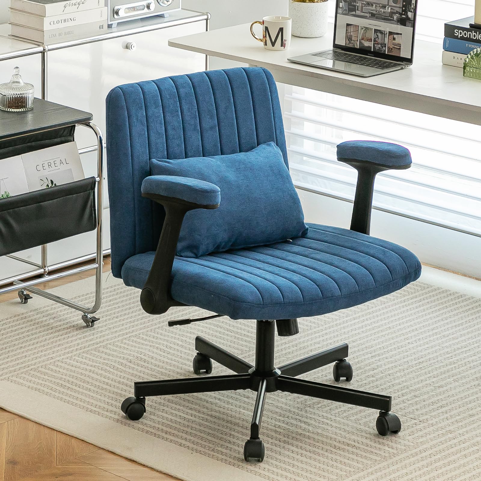 Sedia da ufficio con braccioli pieghevoli, sedia girevole regolabile in altezza, ruote silenziose, tessuto in velluto blu, sedia da scrivania ergonomica per casa e tavolo da trucco