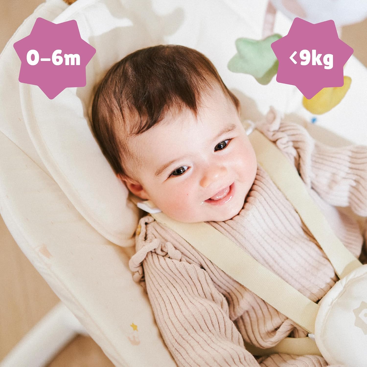 Крупный план младенца в качелях «Бадабулле» с указанием возрастных и весовых ограничений.