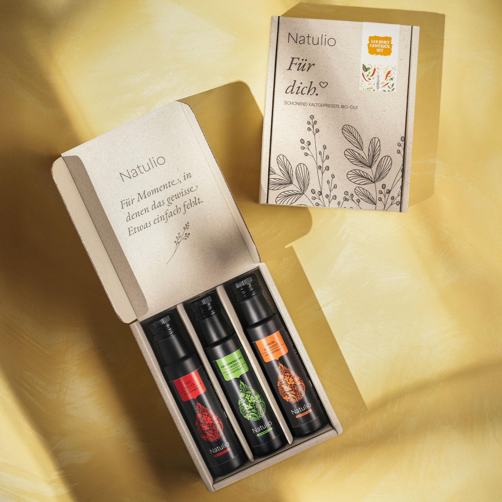Natulio Bio Öl Geschenkset Gewürzöle kaltgepresst - Geschenkidee - das perfekte Weihnachts-Geschenk für alle Feinschmecker - Geschenkset aus Chiliöl, Gartenkräuteröl & BBQ-Öl - 3x100ml -DE-ÖKO-006