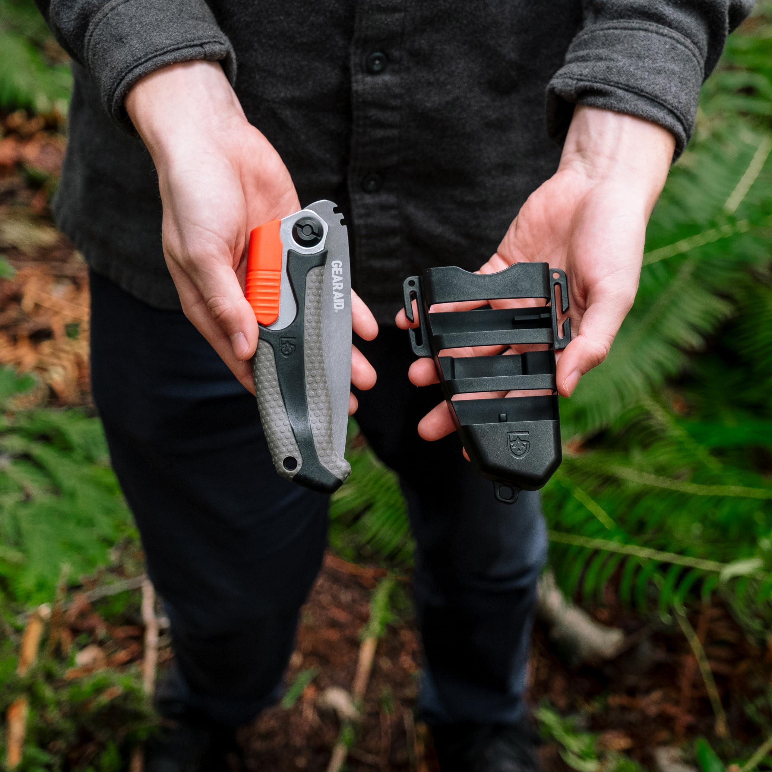 GEAR AID Skara çift konumlu katlanır kamp testeresi ve koruyucu kılıf, kamp, yürüyüş, patika bakımı, avcılık ve genel budama için 6,3 cm çapında ahşap kesmek için ideal
