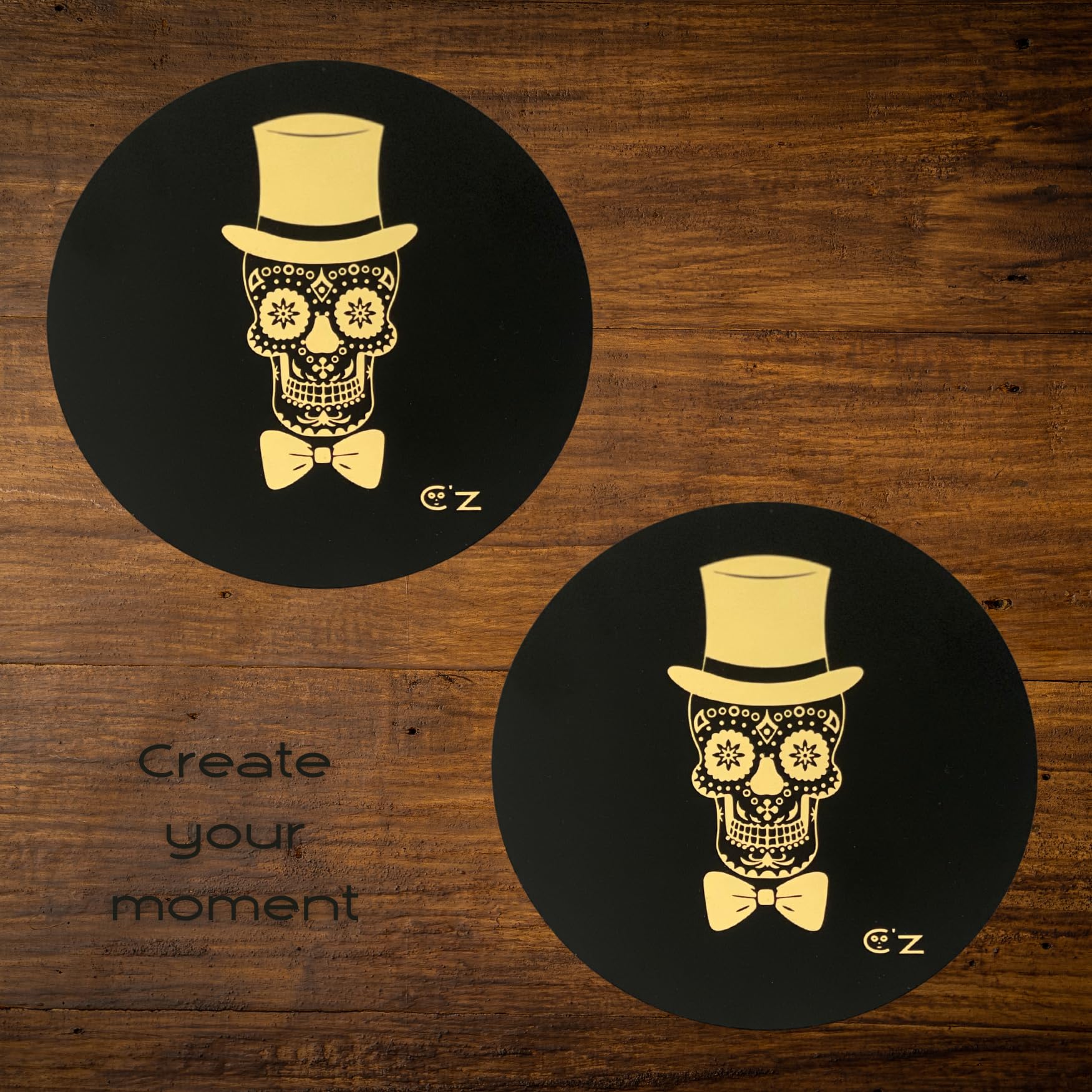 Jarra de Whisky - Juego de decantador de Whisky de Lujo - 0,9 L - Incl. 2 Piedras de Whisky de Calavera Dorada - 2 Vasos de Whisky - 2 Posavasos únicos