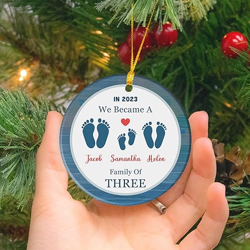 Miniatura 3 de Adorno de Navidad familiar personalizado 2023, adorno personalizado para la familia con nombre y año, We Became A Family of Threes, adorno de