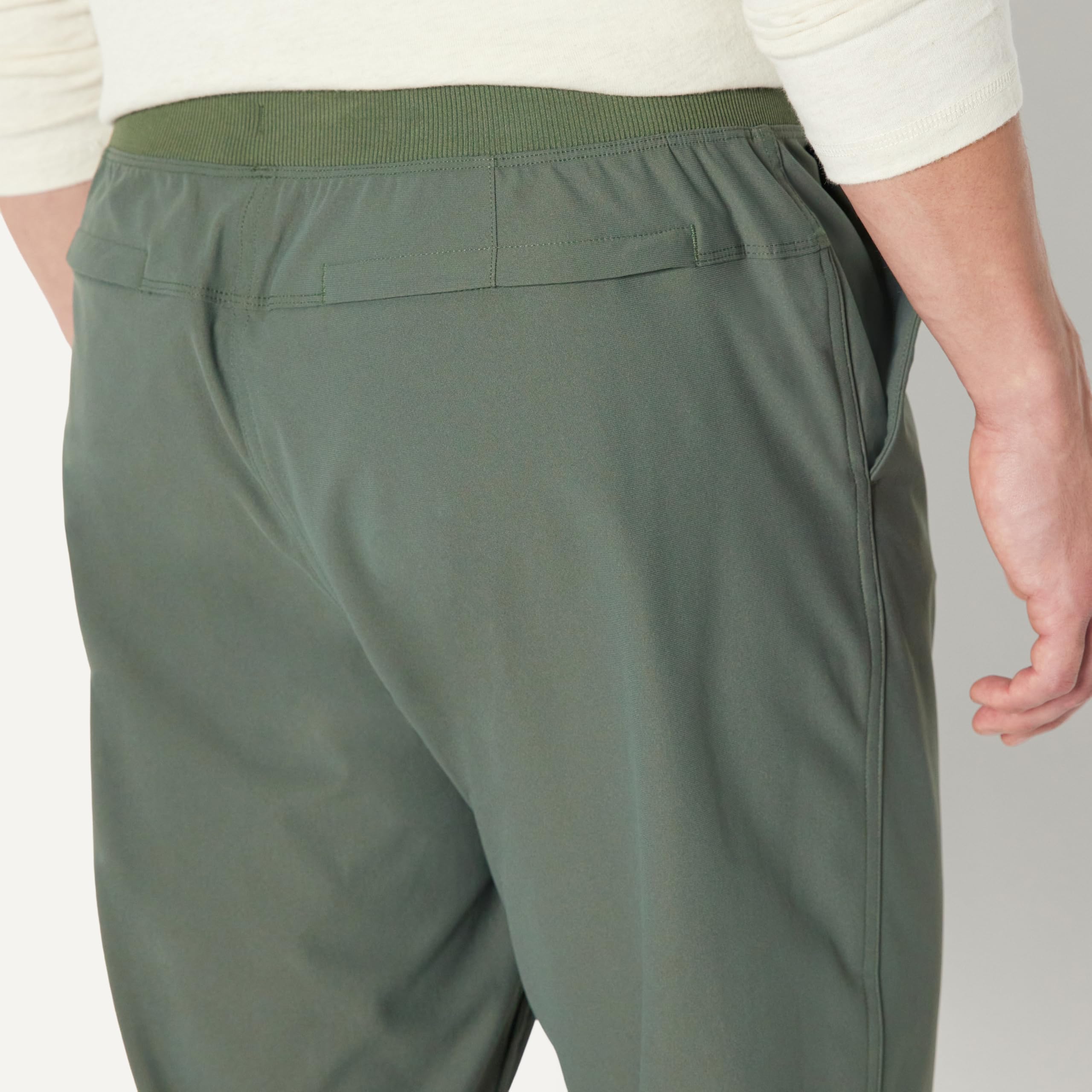 Amazon Essentials Uomo Pantaloni da Jogging Elasticizzati da Viaggio vestibilità Aderente