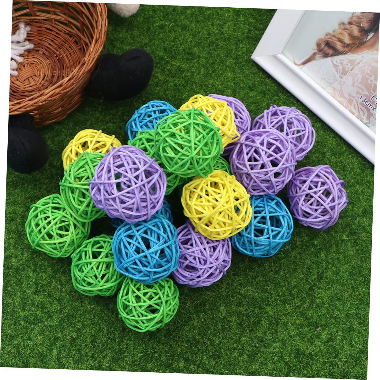 DOITOOL 60pièces Jouets à Mâcher Rotin pour Oiseaux Boules De Rattan Colorées pour Perroquets Et Petits Oiseaux Amusants Et Sains